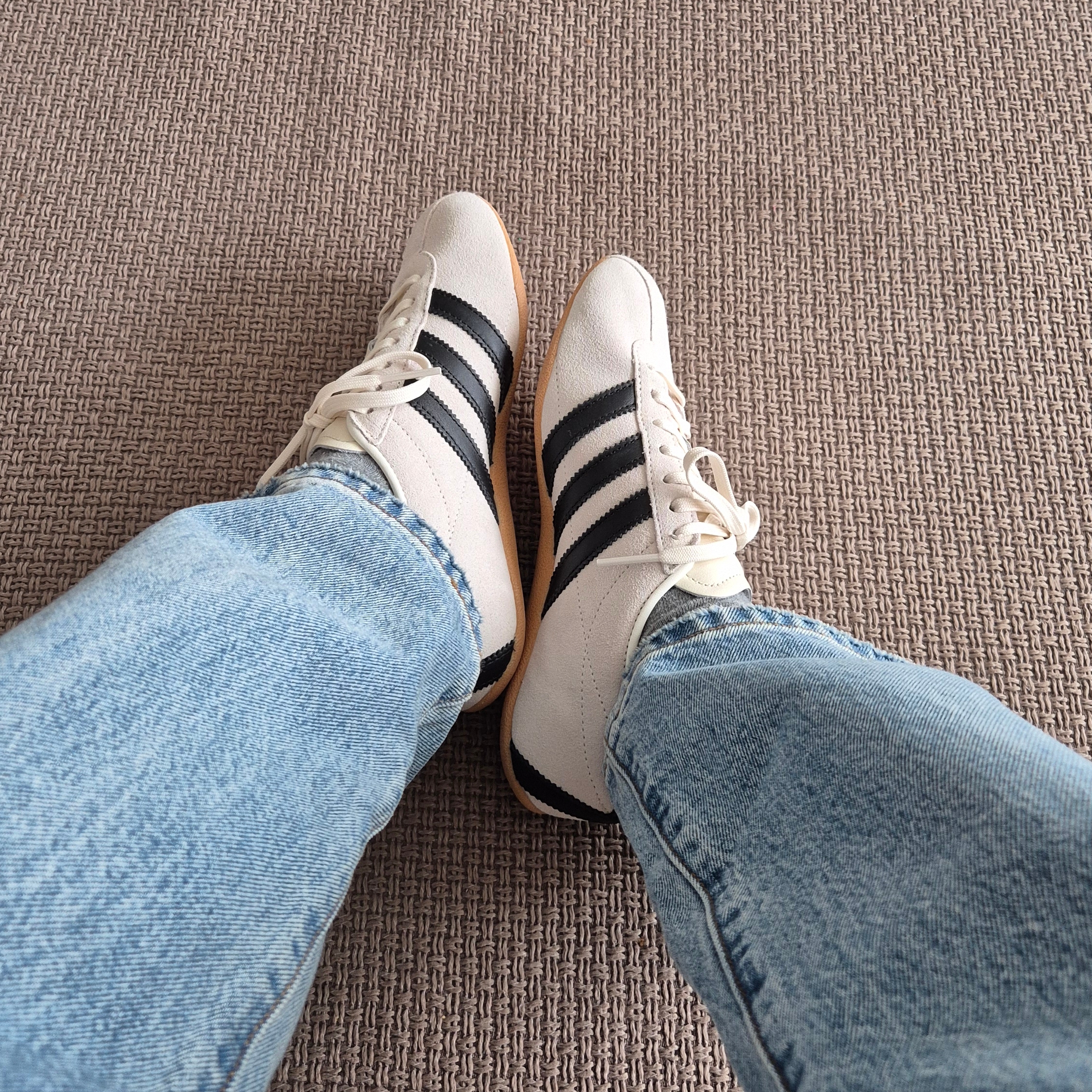 (W) Adidas Tokyo Off White Core Black 착용 스타일