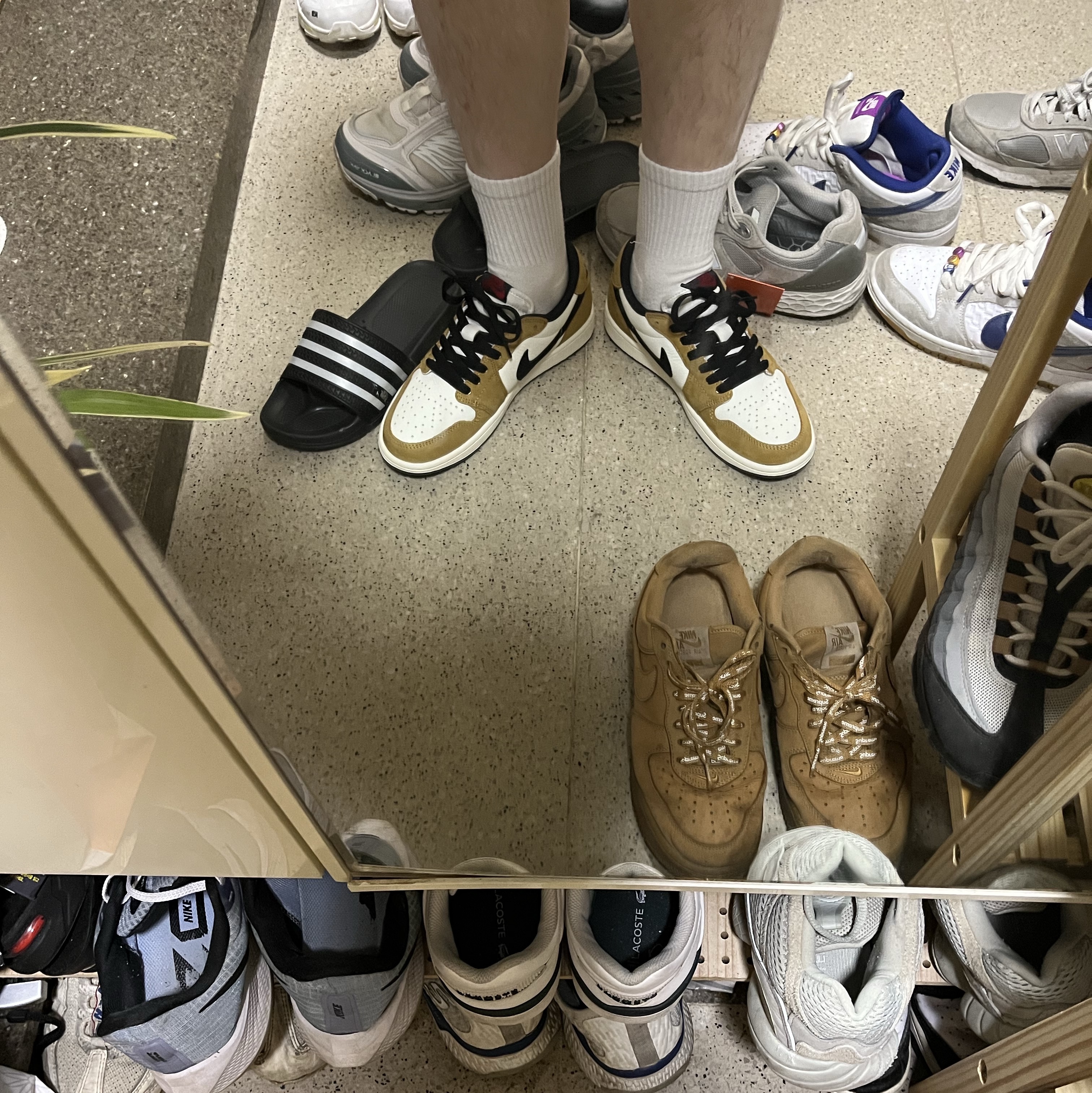Jordan 1 Low OG Sail and Golden Harvest 착용 스타일