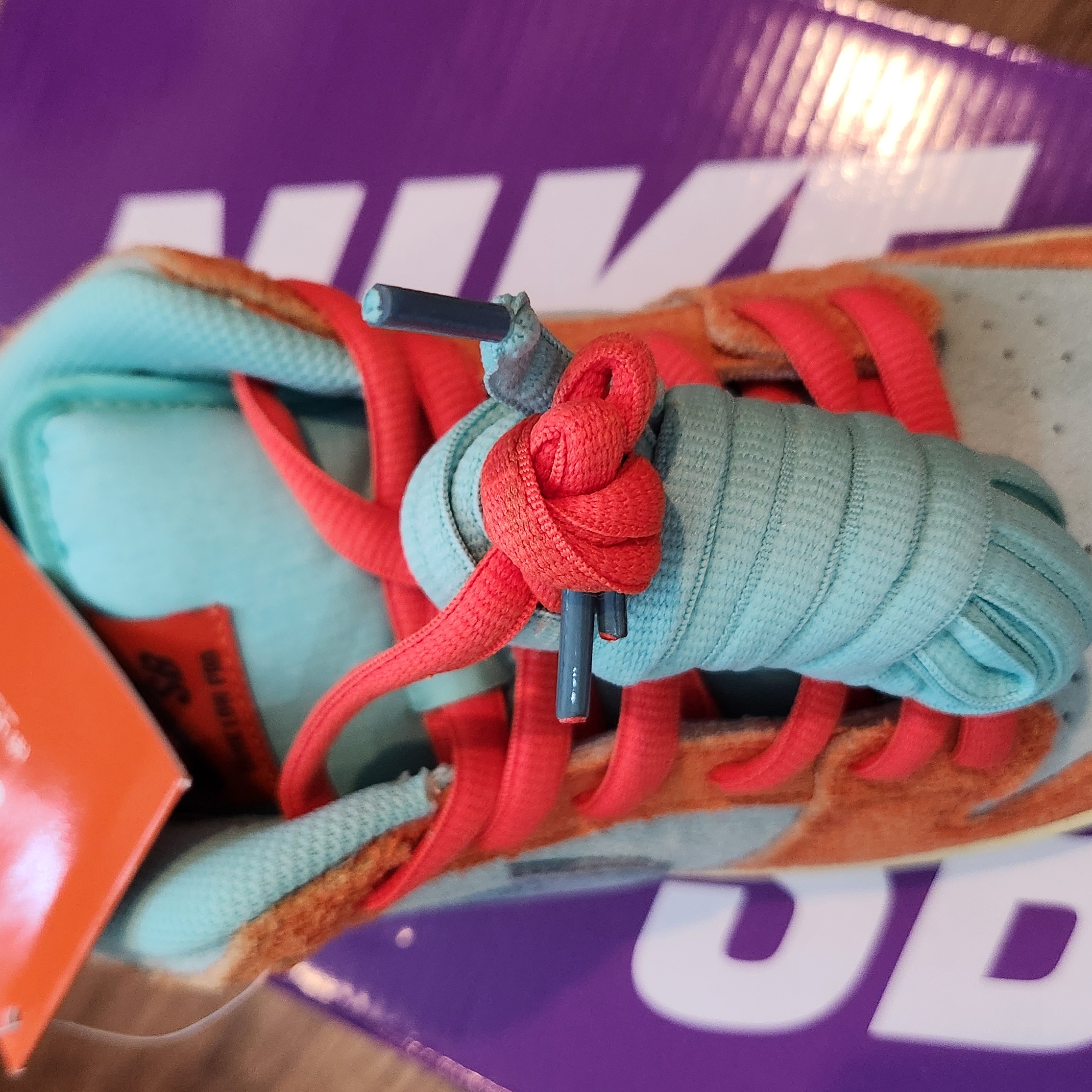 Nike SB Dunk Low Pro Premium Orange and Emerald Rise 착용 스타일
