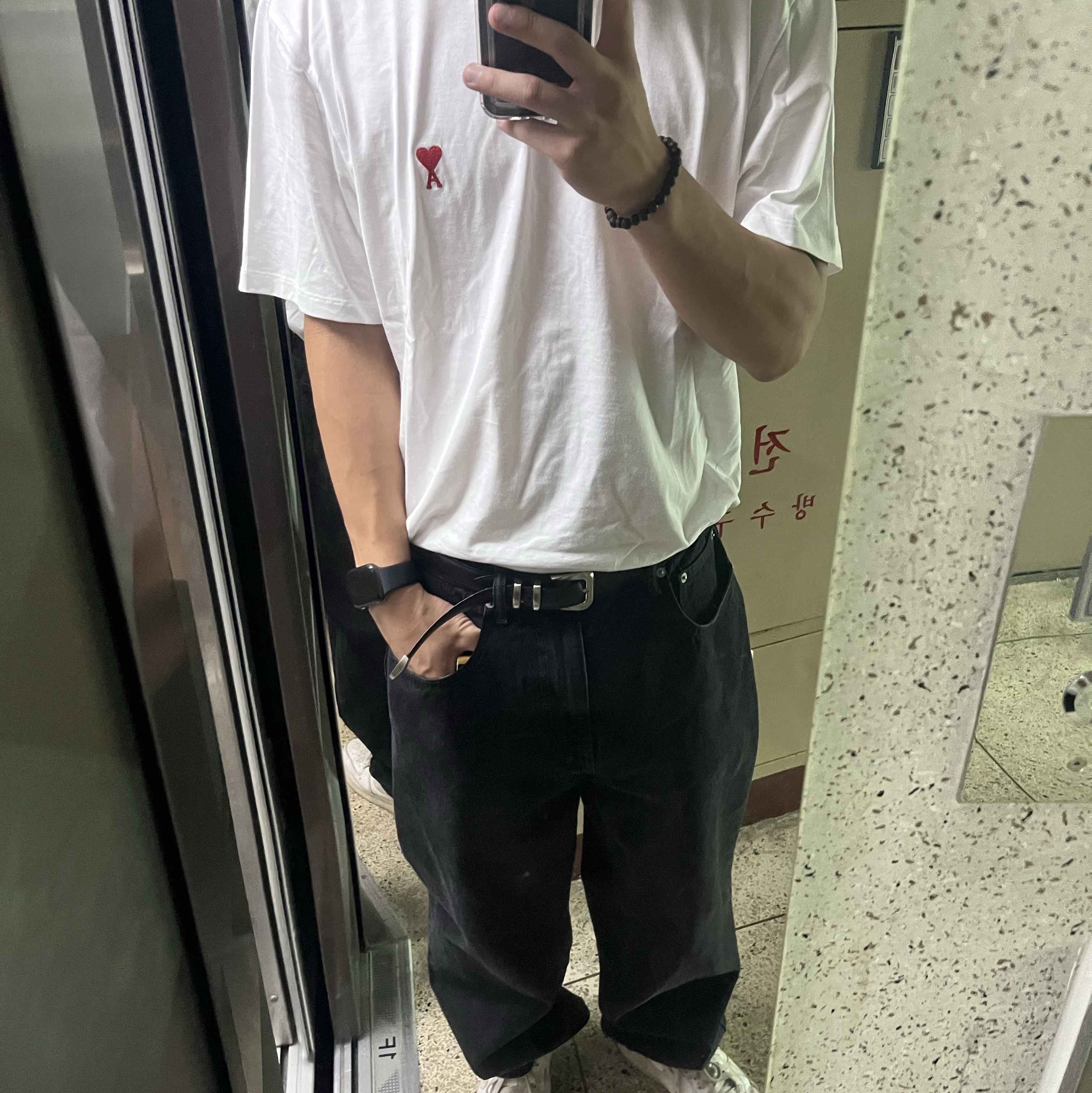 Thisisneverthat Relaxed Jeans Black, AMI de Coeur T-Shirt White 착용 스타일 - 1