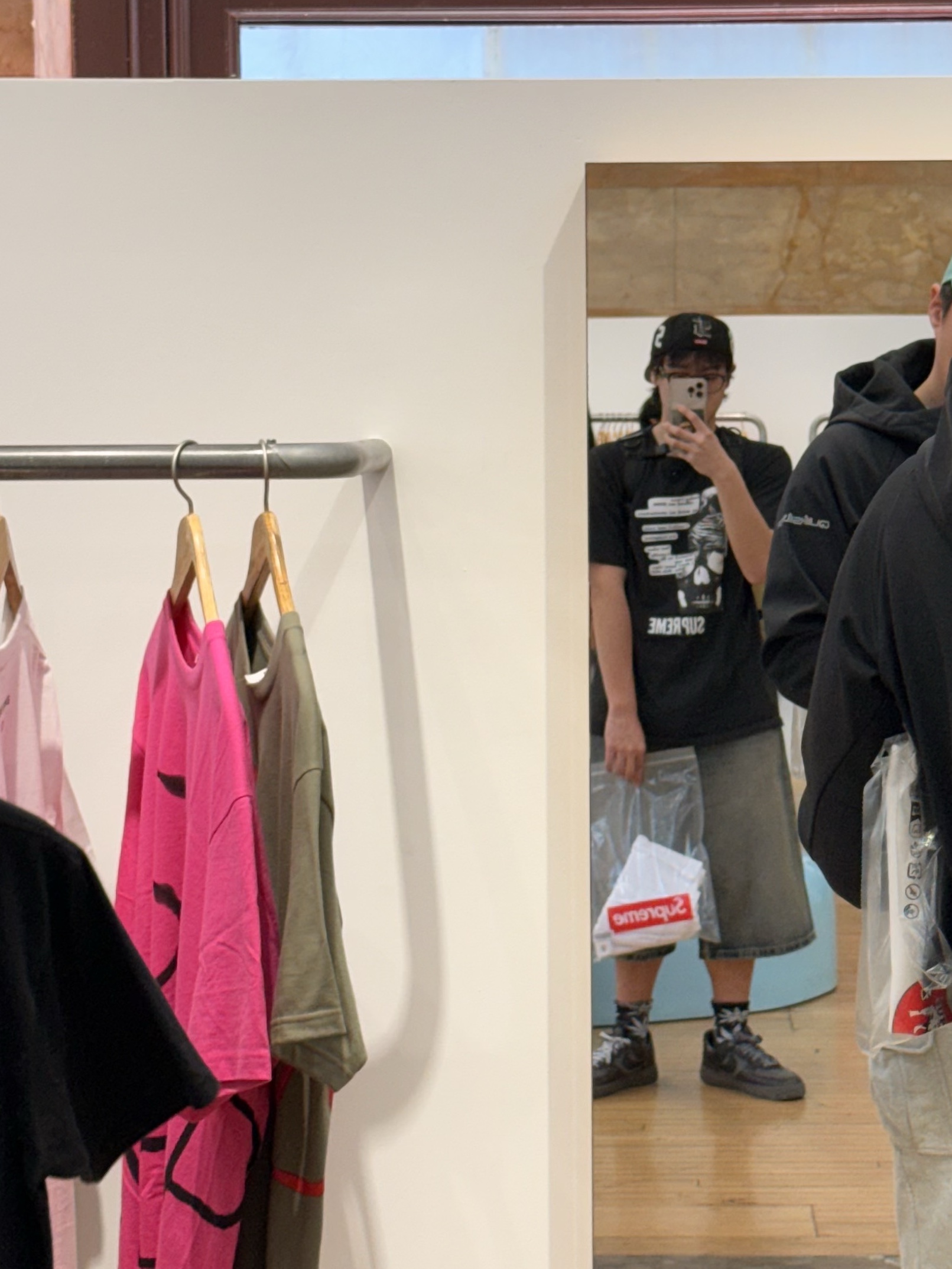 Stussy x Denim Tears Graphic Hoodie Black, Stussy Low Tide Pigment Dyed T-Shirt Black 착용 스타일 - 7