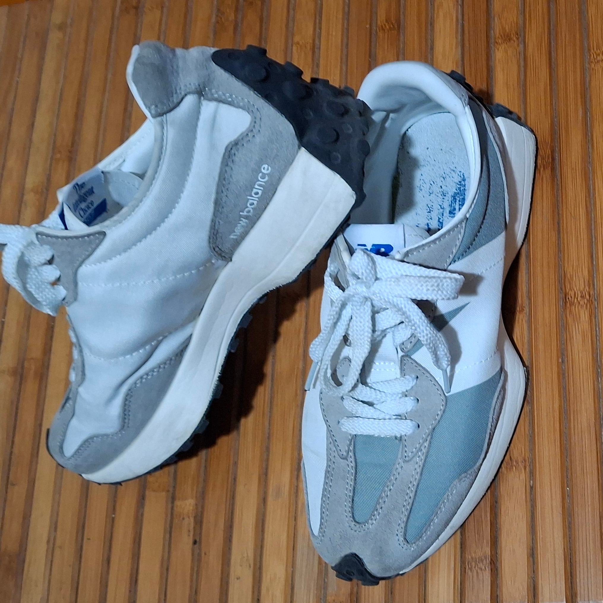 (W) New Balance 327 Black Grey, [SS25] moif Weekend Shorts Foliage Green 착용 스타일 - 1