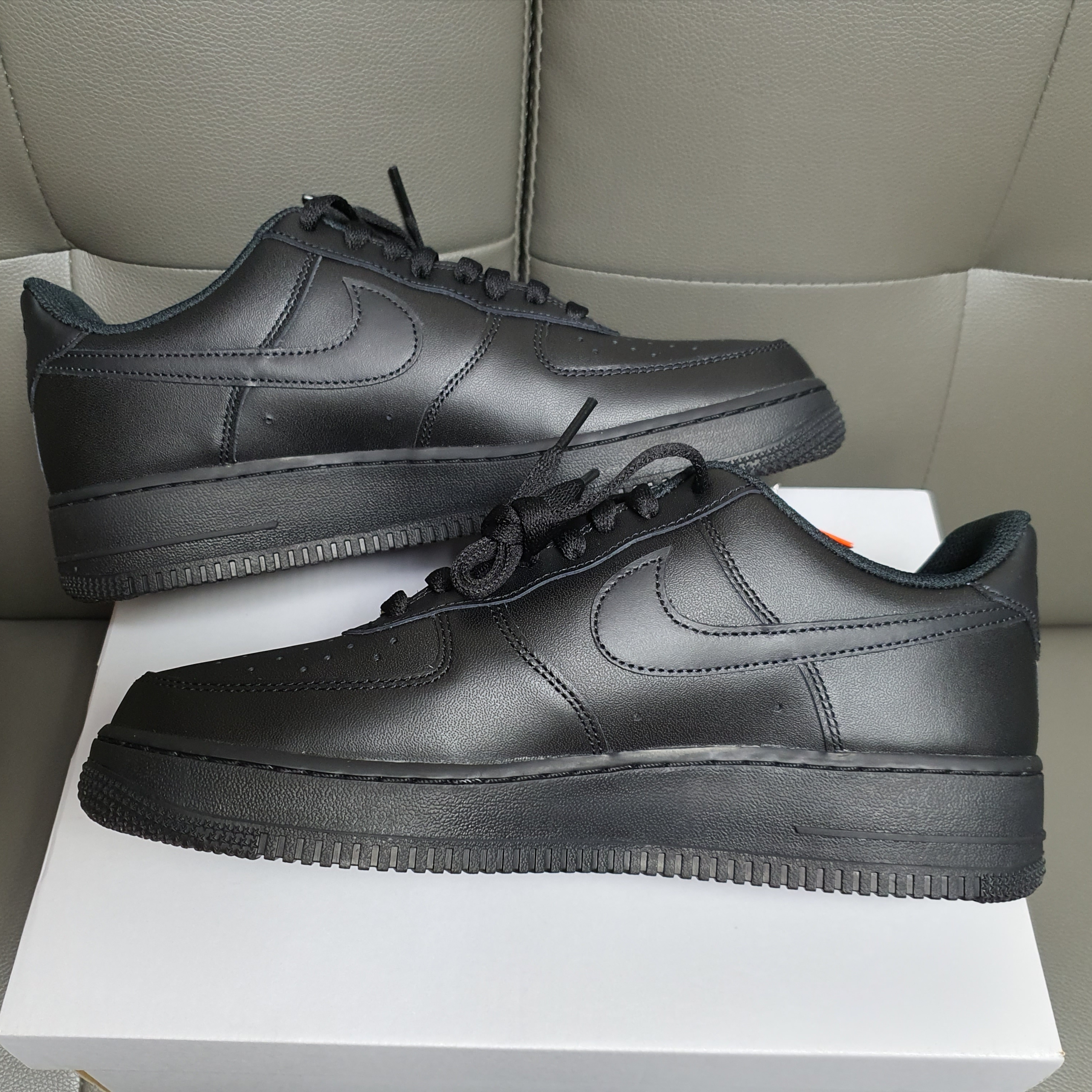 Nike Air Force 1 '07 Low Triple Black 착용 스타일
