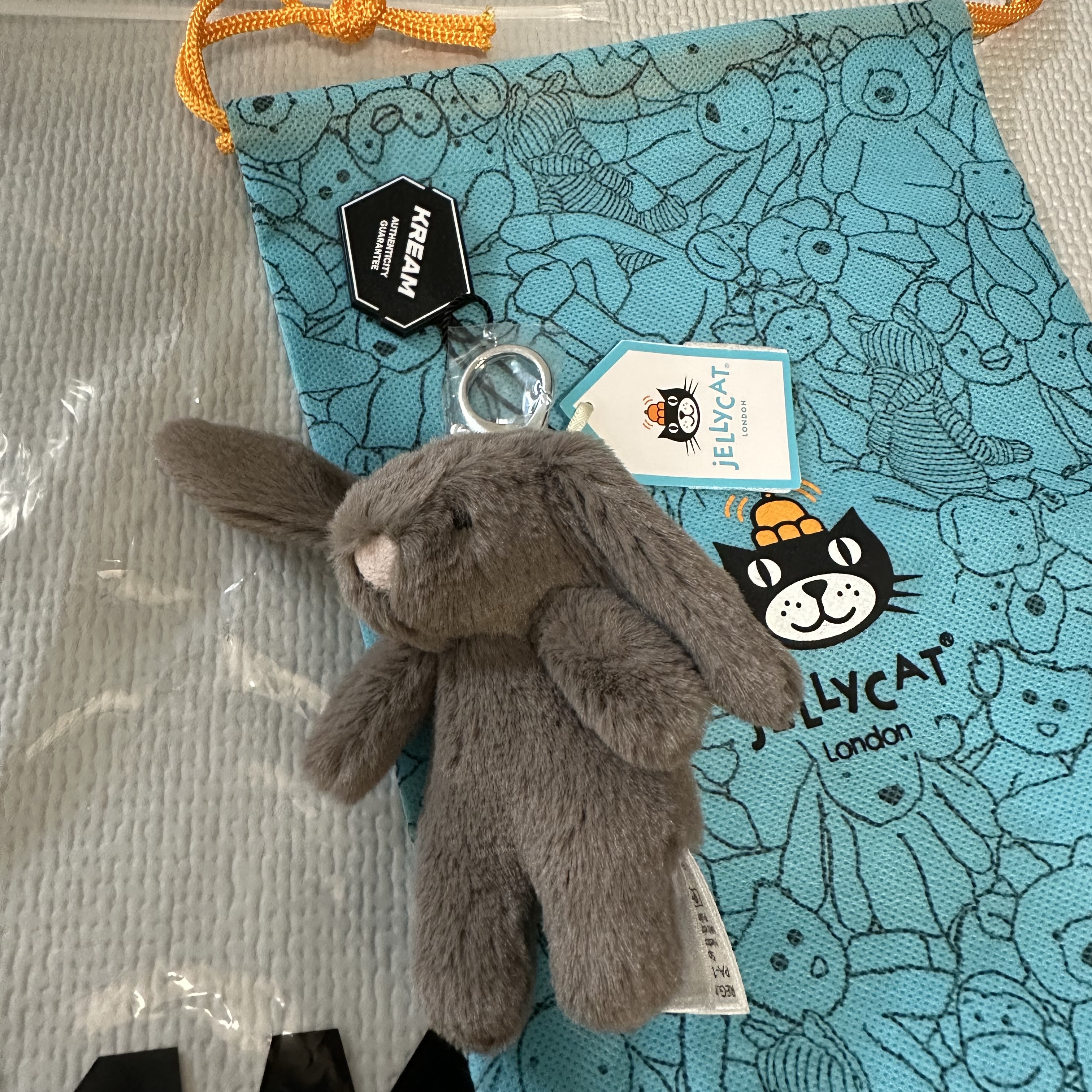Jellycat Bashful Bunny Truffle Bag Charm Brown 착용 스타일 - 5