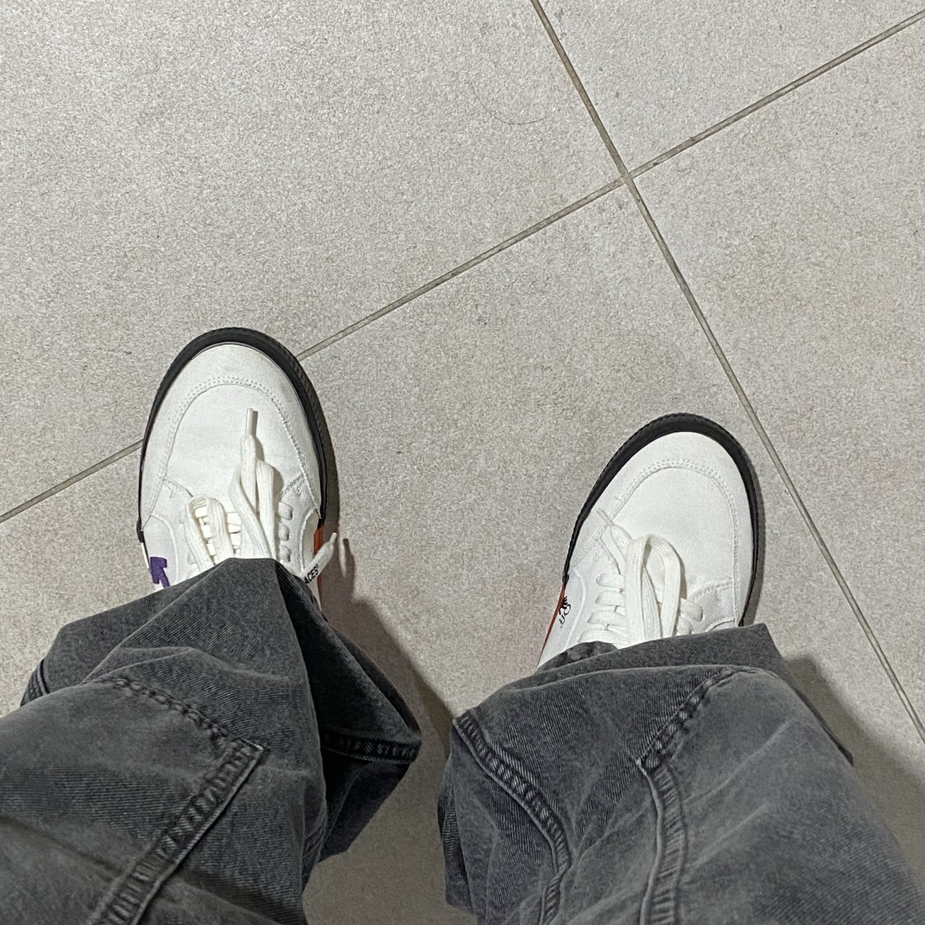 Yeezy Gap Engineered By Balenciaga Dove Hoodie Washed Black, Off-White Arrow Low Vulcanized Sneakers White Purple - 21SS 착용 스타일 - 2