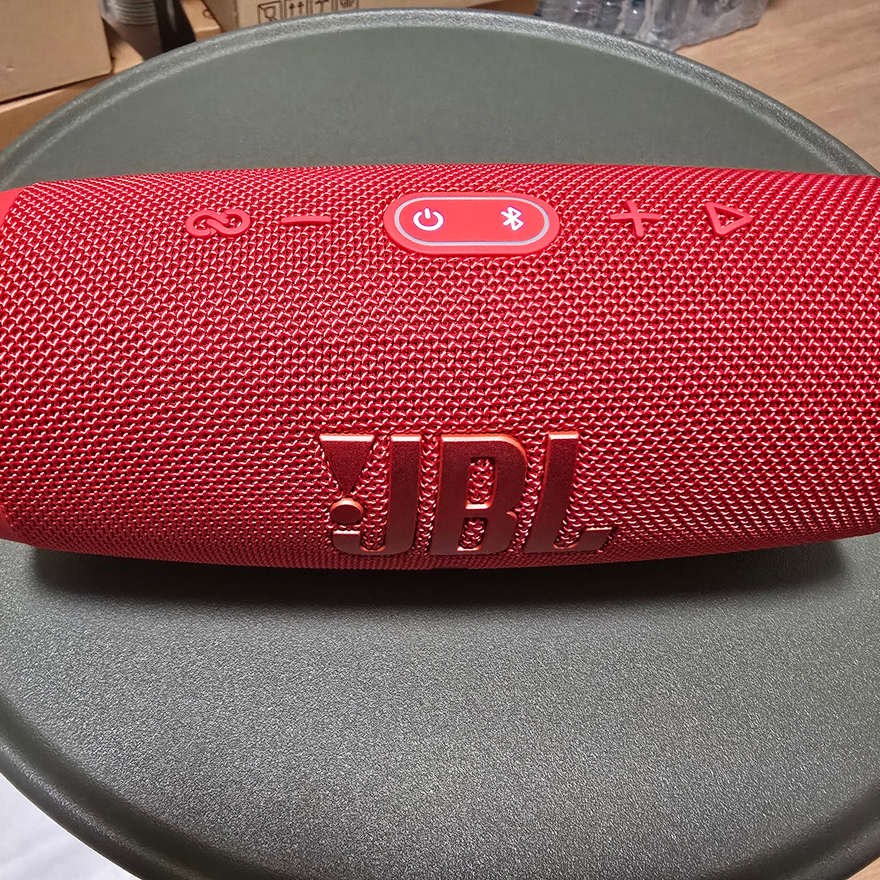 JBL CHARGE5 Portable Bluetooth Speaker Red 착용 스타일