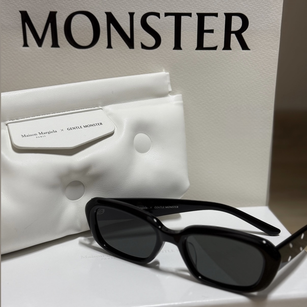 Gentle Monster x Maison Margiela MM207 Black Gray 착용 스타일 - 2