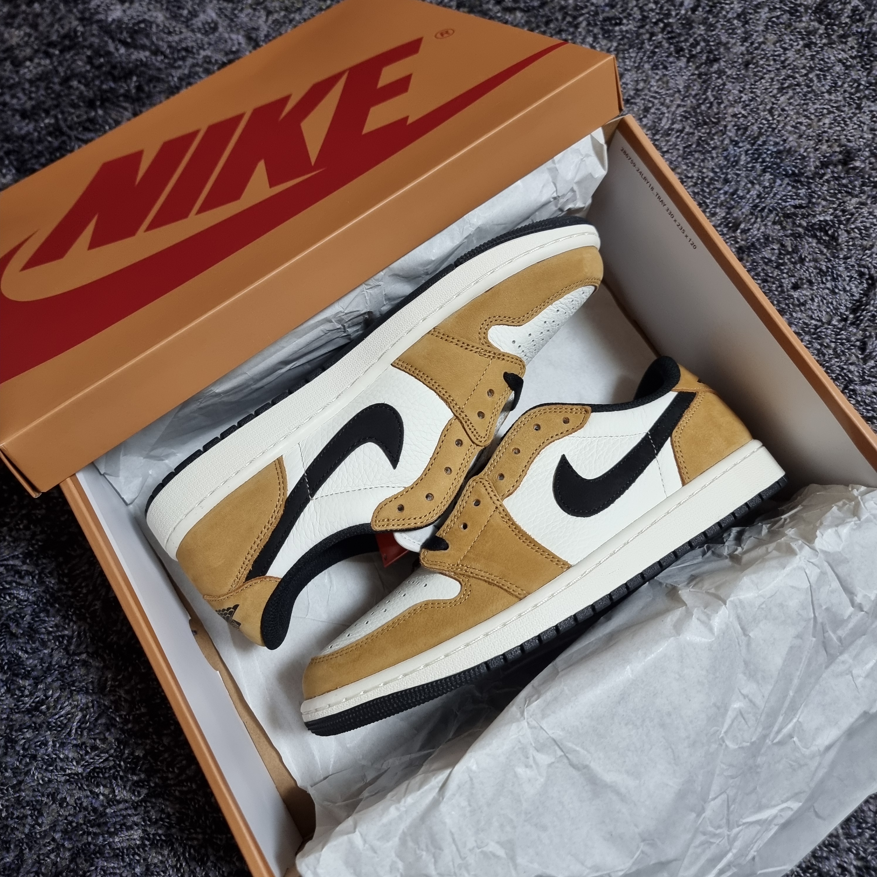 Jordan 1 Low OG Sail and Golden Harvest 착용 스타일 - 2