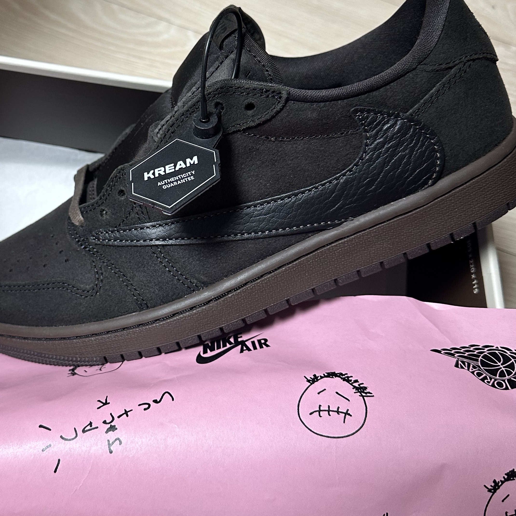 Jordan 1 x Travis Scott Retro Low OG SP Velvet Brown and Dark Mocha 착용 스타일 - 4