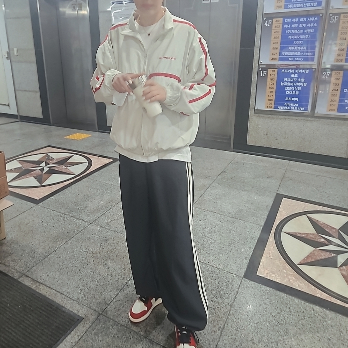 (GS) Jordan 1 Retro High OG Chicago 2022, Supreme Inset Link Track Jacket Light Grey - 24SS 착용 스타일 - 3
