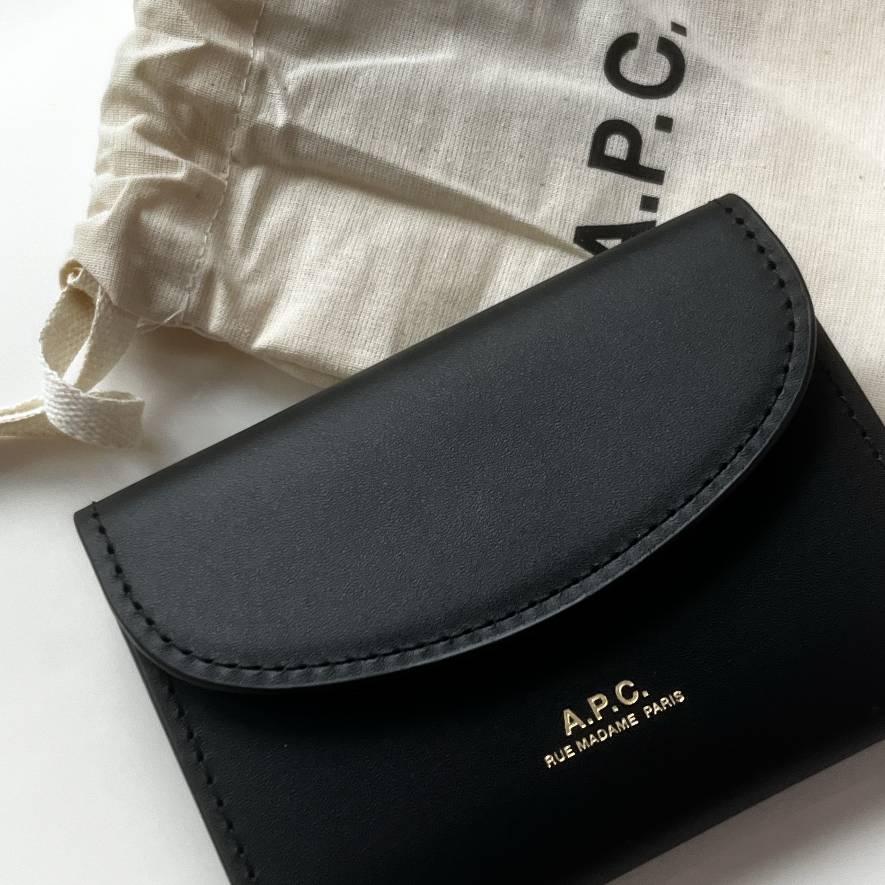 A.P.C. Geneva Business Card Holder Black 착용 스타일