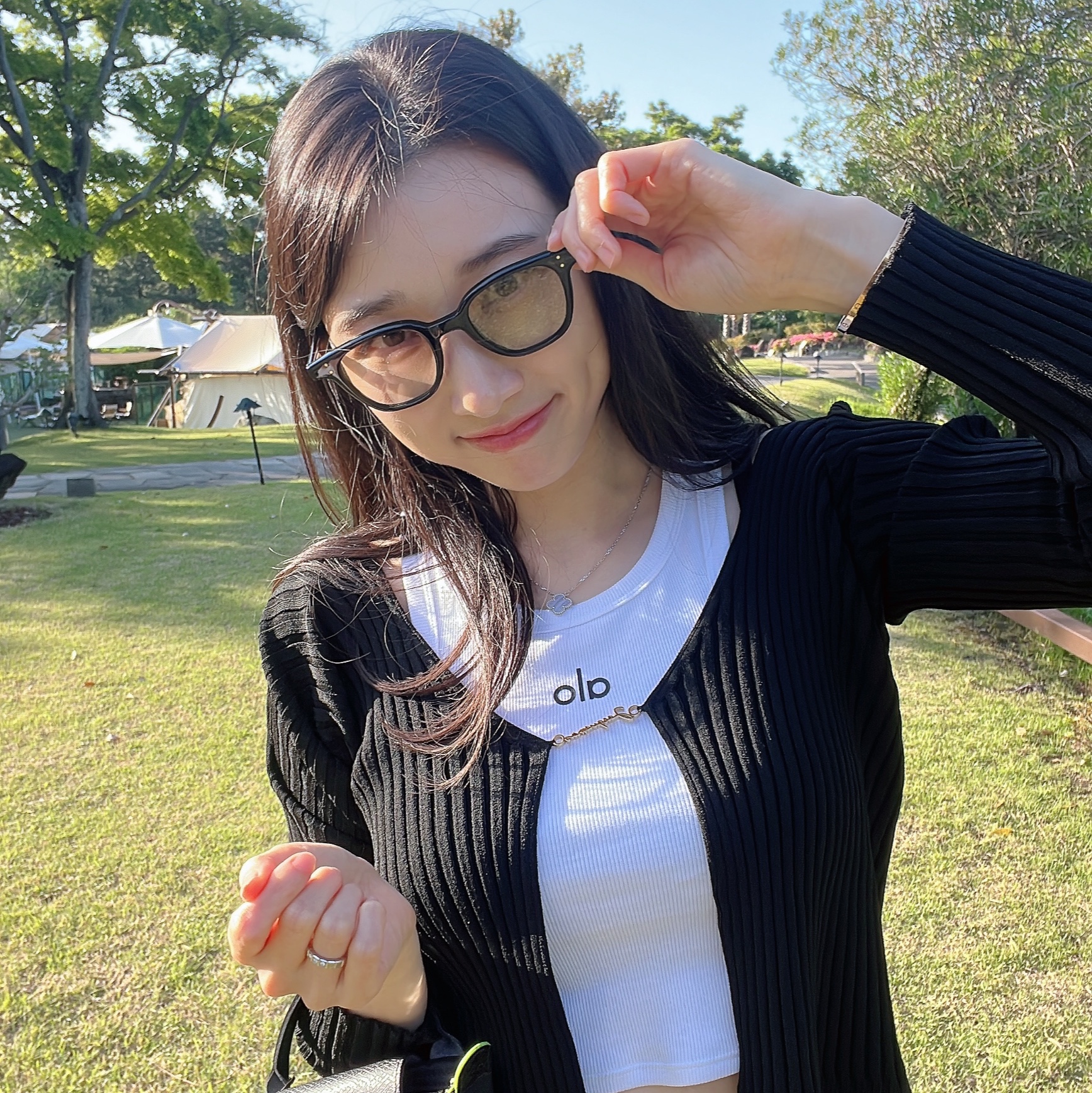 (W) Alo Yoga Aspire Tank Black White, (W) Jacquemus La Maille Pralu Longue Seamless Charm Logo Cardigan Black 착용 스타일 - 7