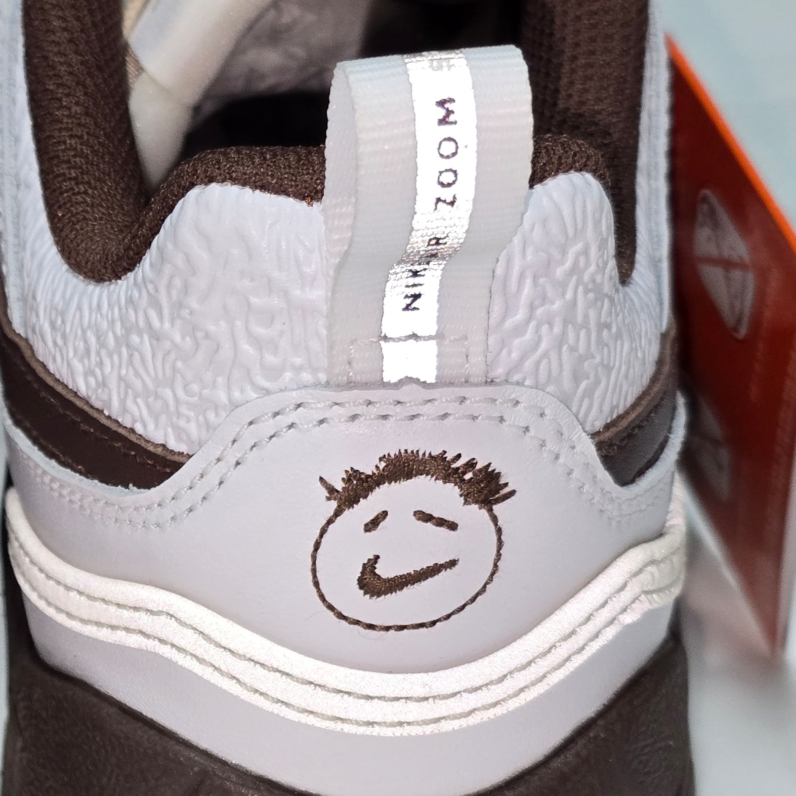 Nike x Travis Scott Zoom Field Jaxx White and Light Chocolate 착용 스타일