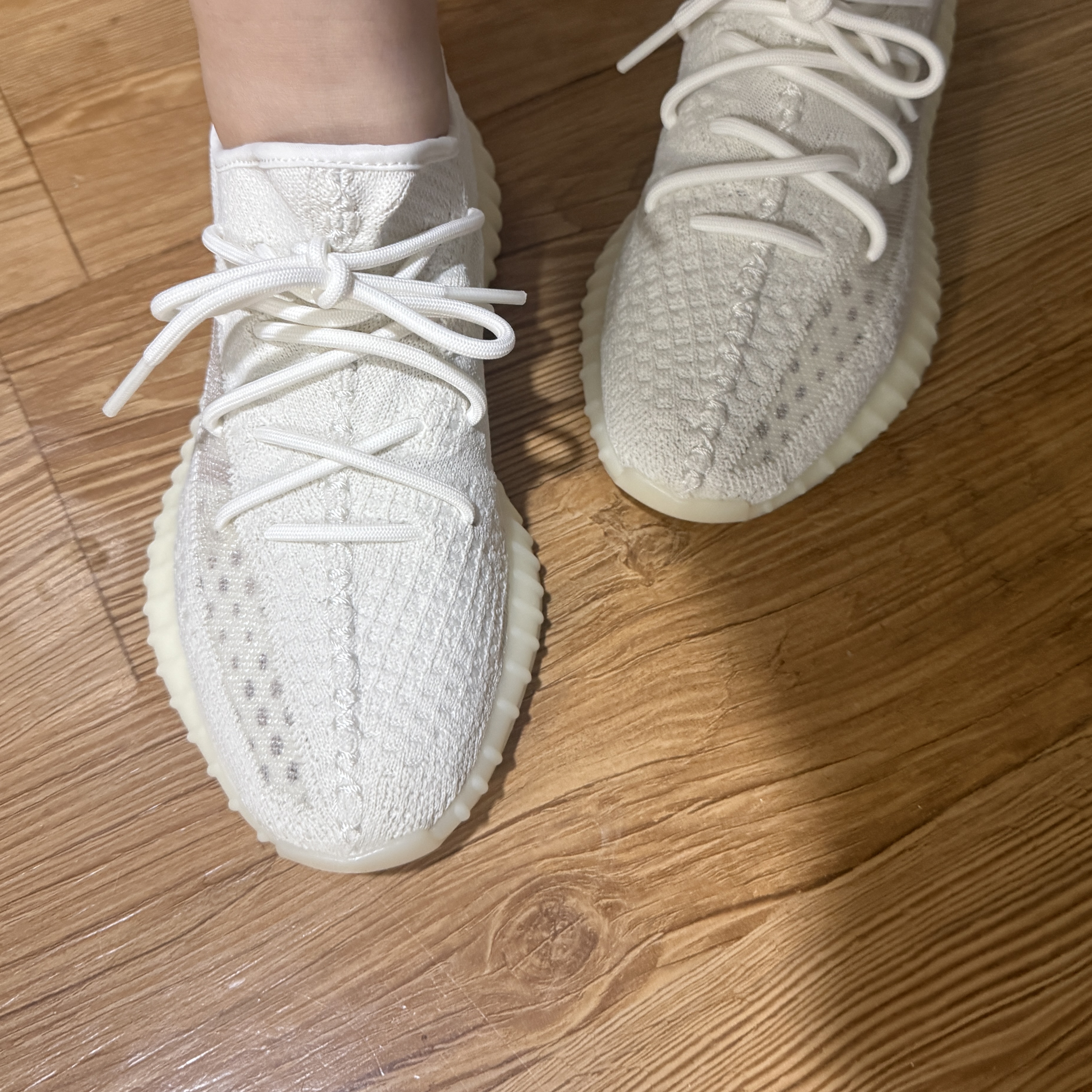 Adidas Yeezy Boost 350 V2 Bone 착용 스타일 - 1