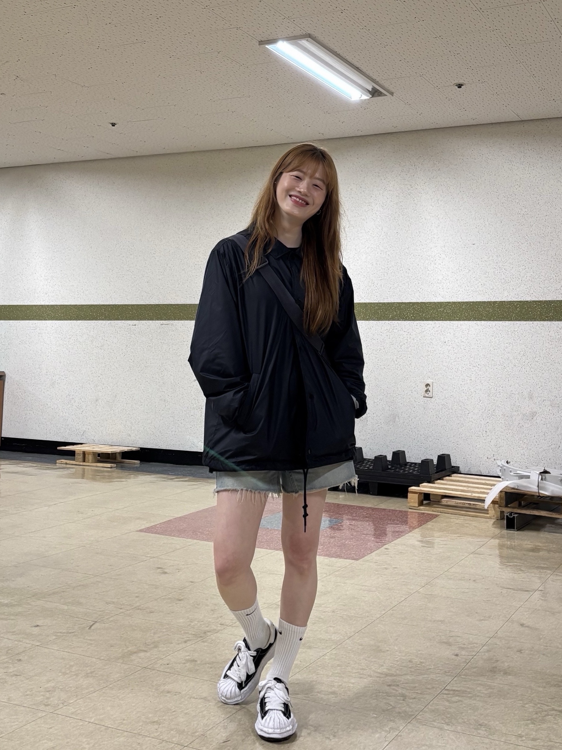 메종 미하라 야스히로 블레이키 OG 솔 캔버스 로우탑 스니커즈 블랙 화이트 착용 스타일 - 5