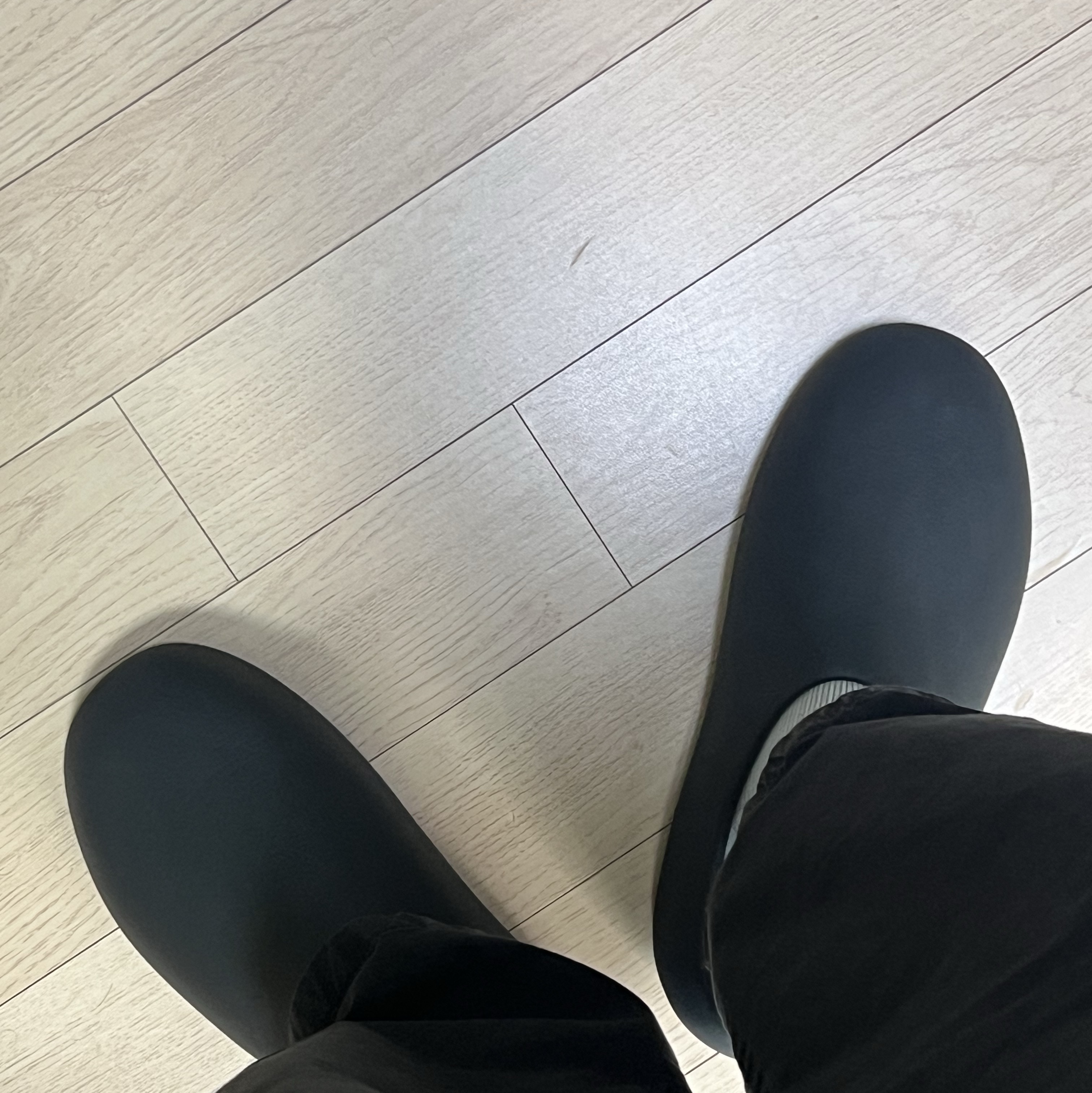 Yeezy SL-01 Black 착용 스타일 - 1