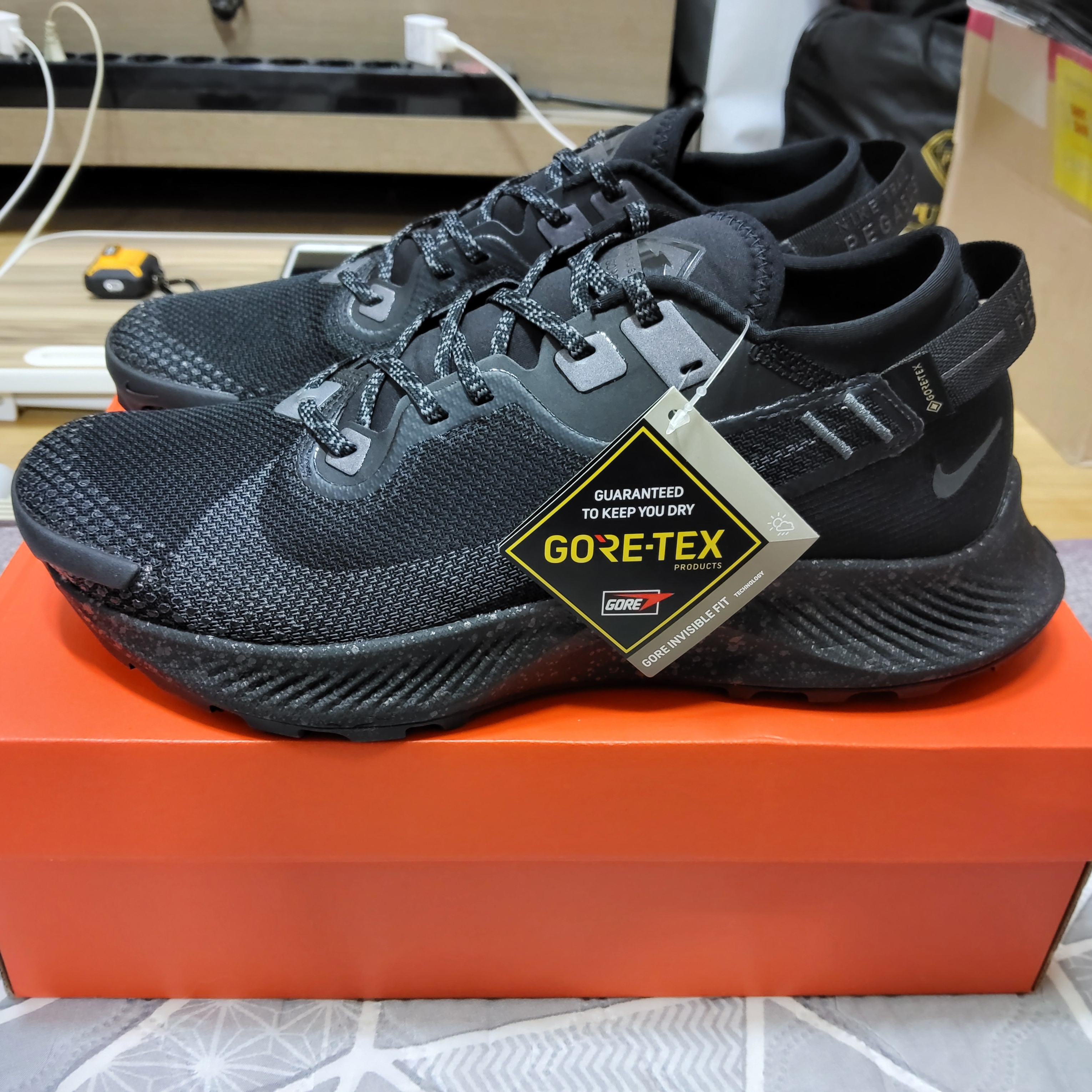 Nike Pegasus Trail 2 Gore-Tex Black Metallic Dark Grey 착용 스타일 - 1