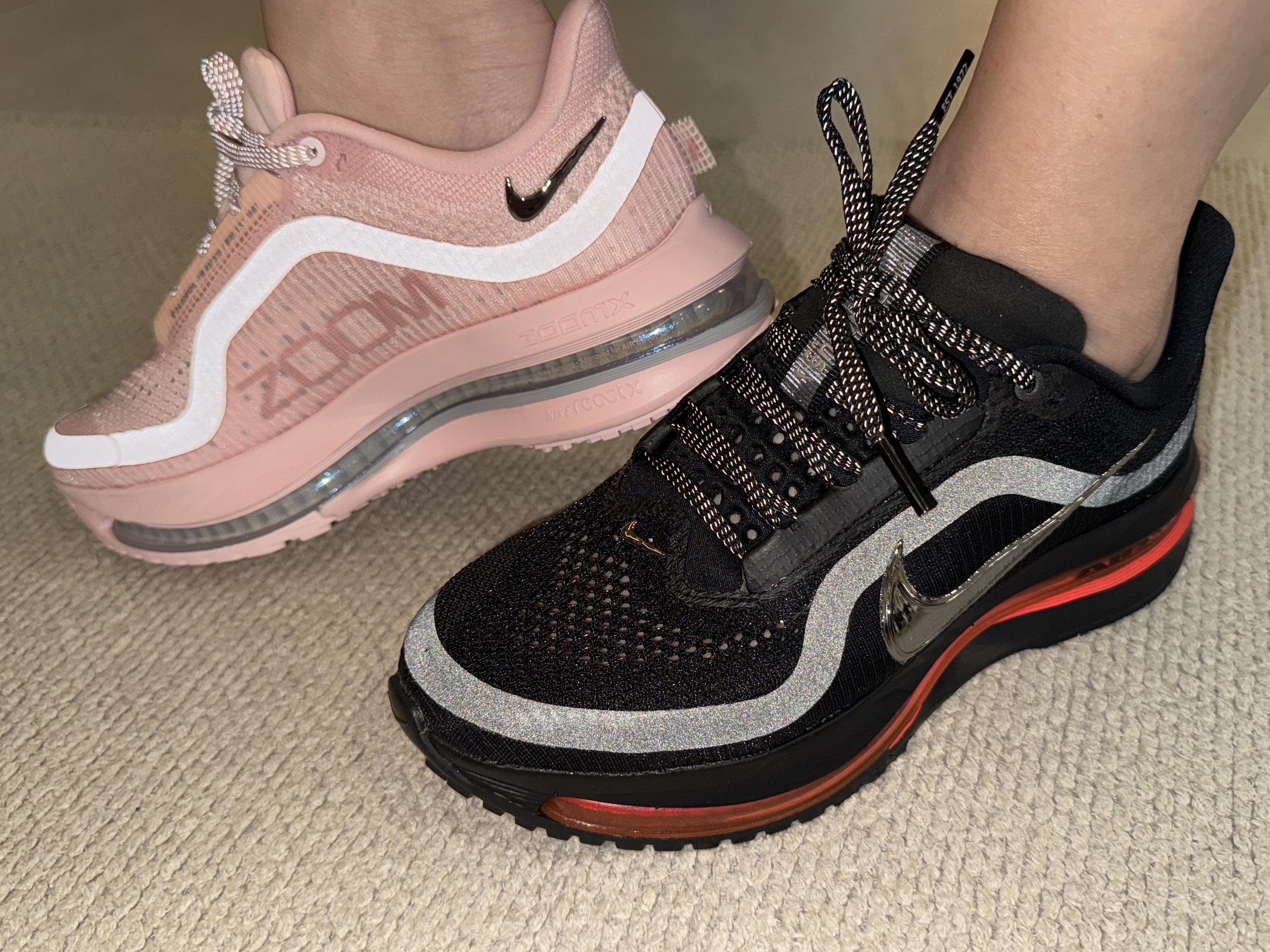 (W) Nike Pegasus Premium Black Bright Crimson, (W) Nike Pegasus Premium Atmosphere Metallic Silver 착용 스타일 - 2