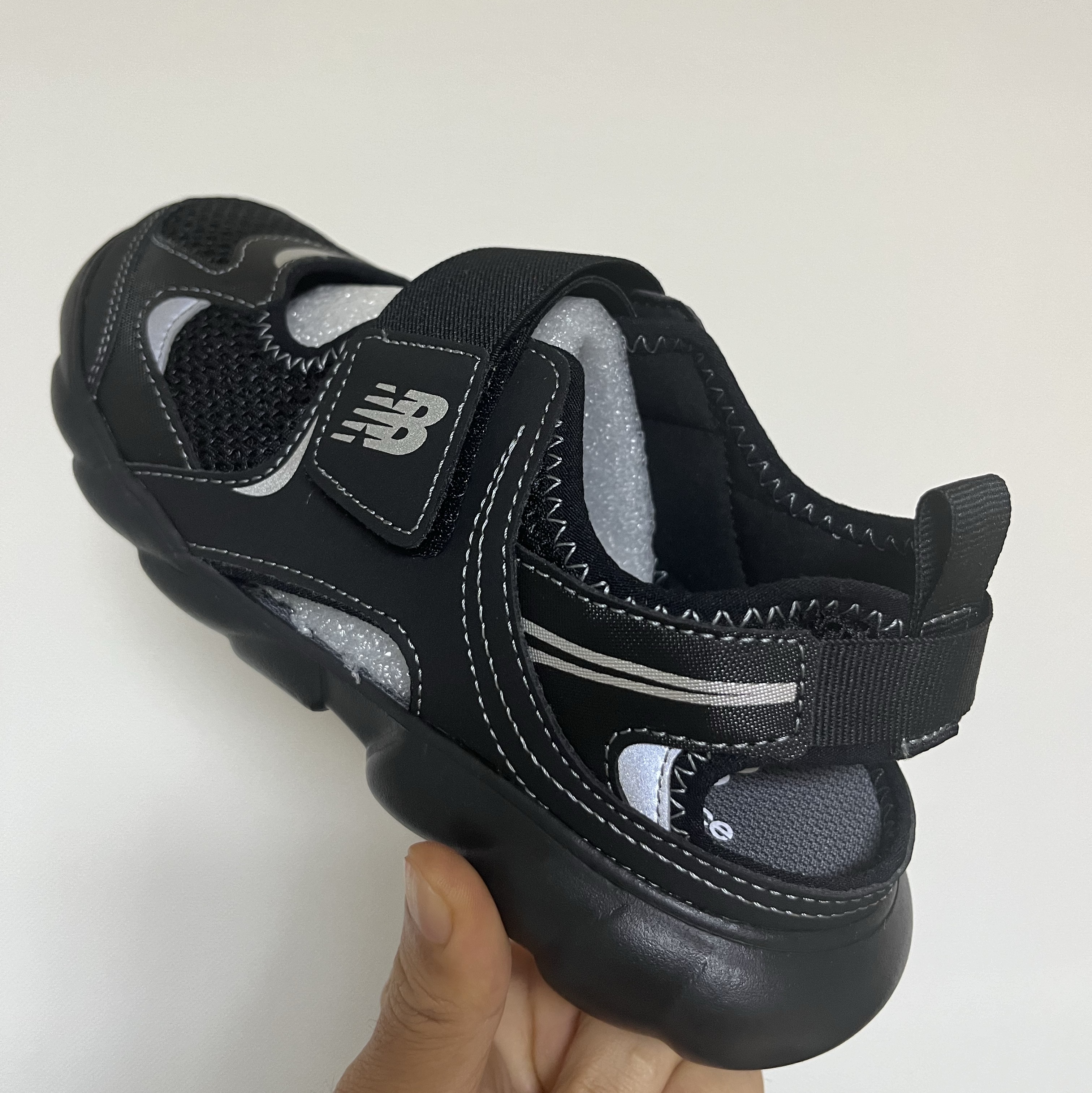 (Kids) New Balance Freedle 920 Sandal Black 착용 스타일 - 2