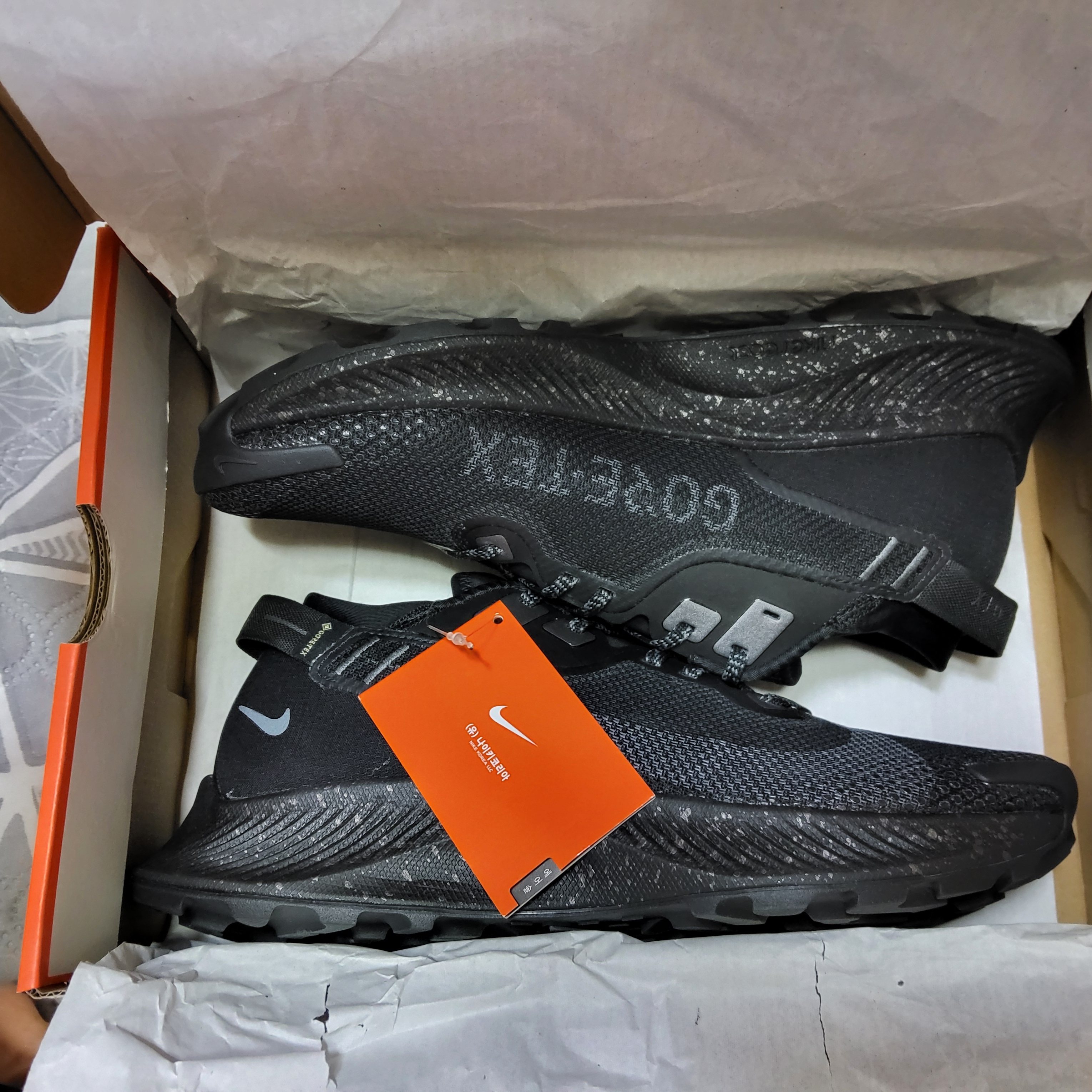 Nike Pegasus Trail 2 Gore-Tex Black Metallic Dark Grey 착용 스타일 - 6