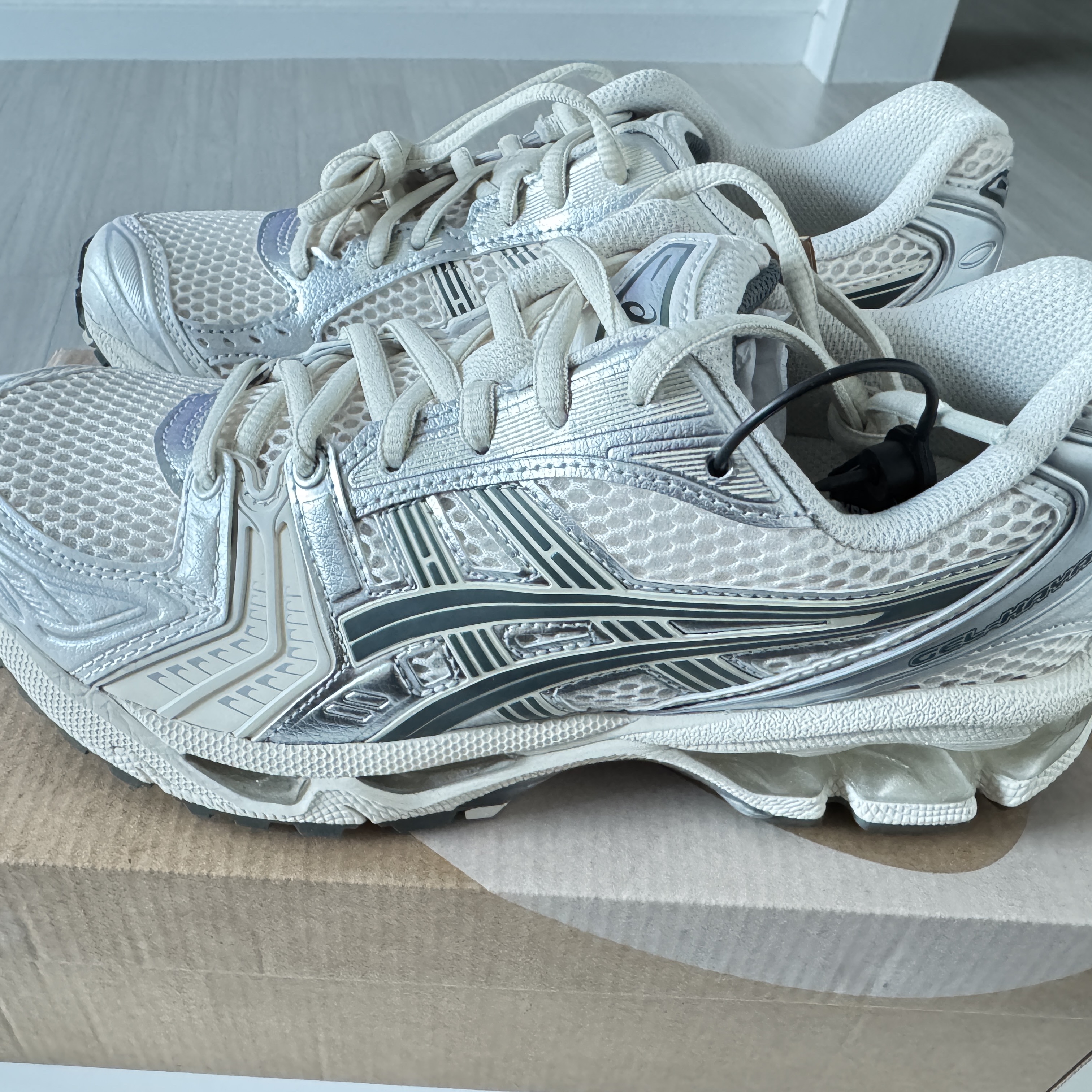 Asics Gel-Kayano 14 Birch Dark Pewter 착용 스타일 - 1