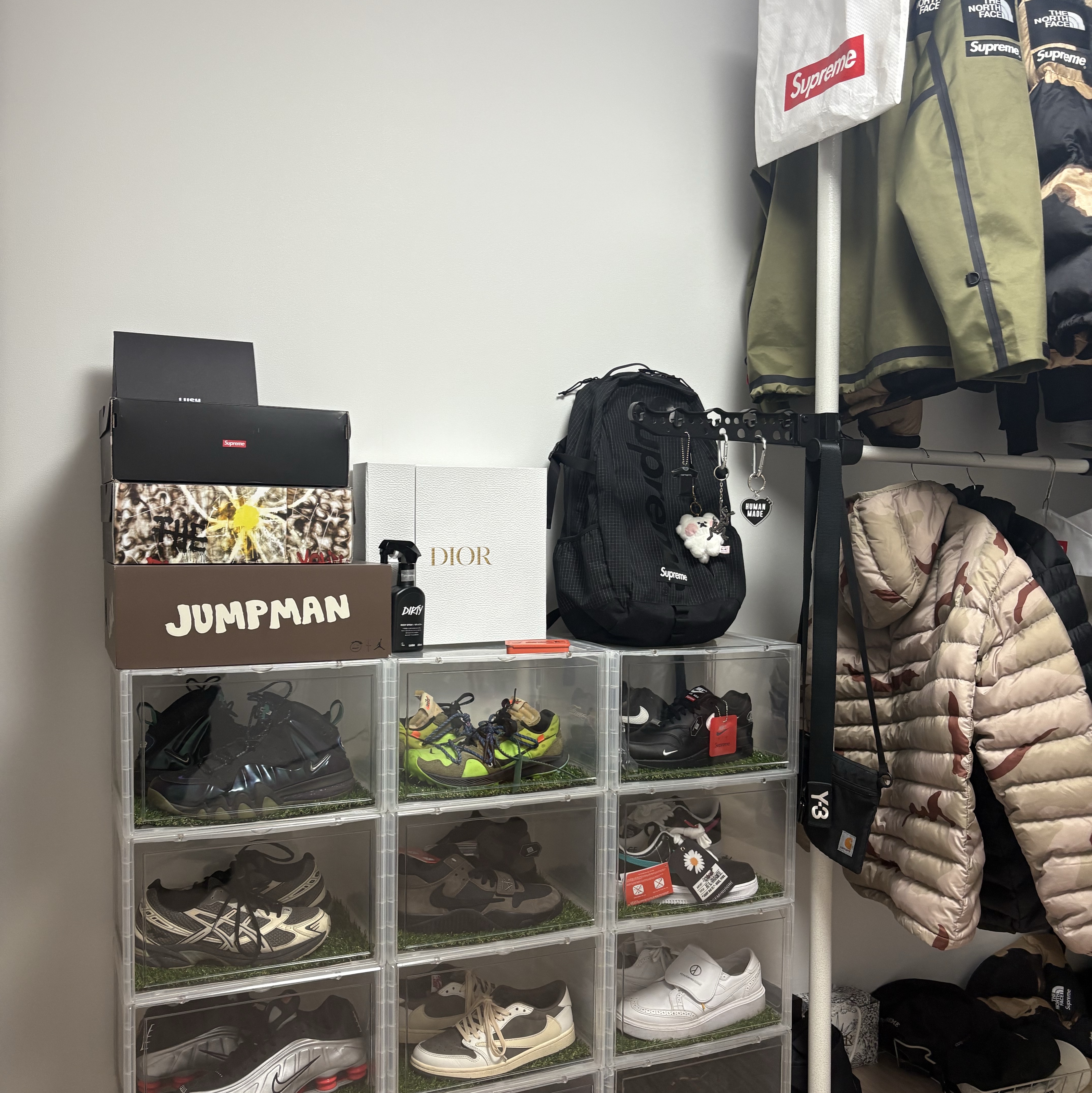 Nike x Supreme Air Max 1 '87 Black White - 25SS, Jordan x Travis Scott Jumpman Jack TR Black and Dark Mocha 착용 스타일 - 1