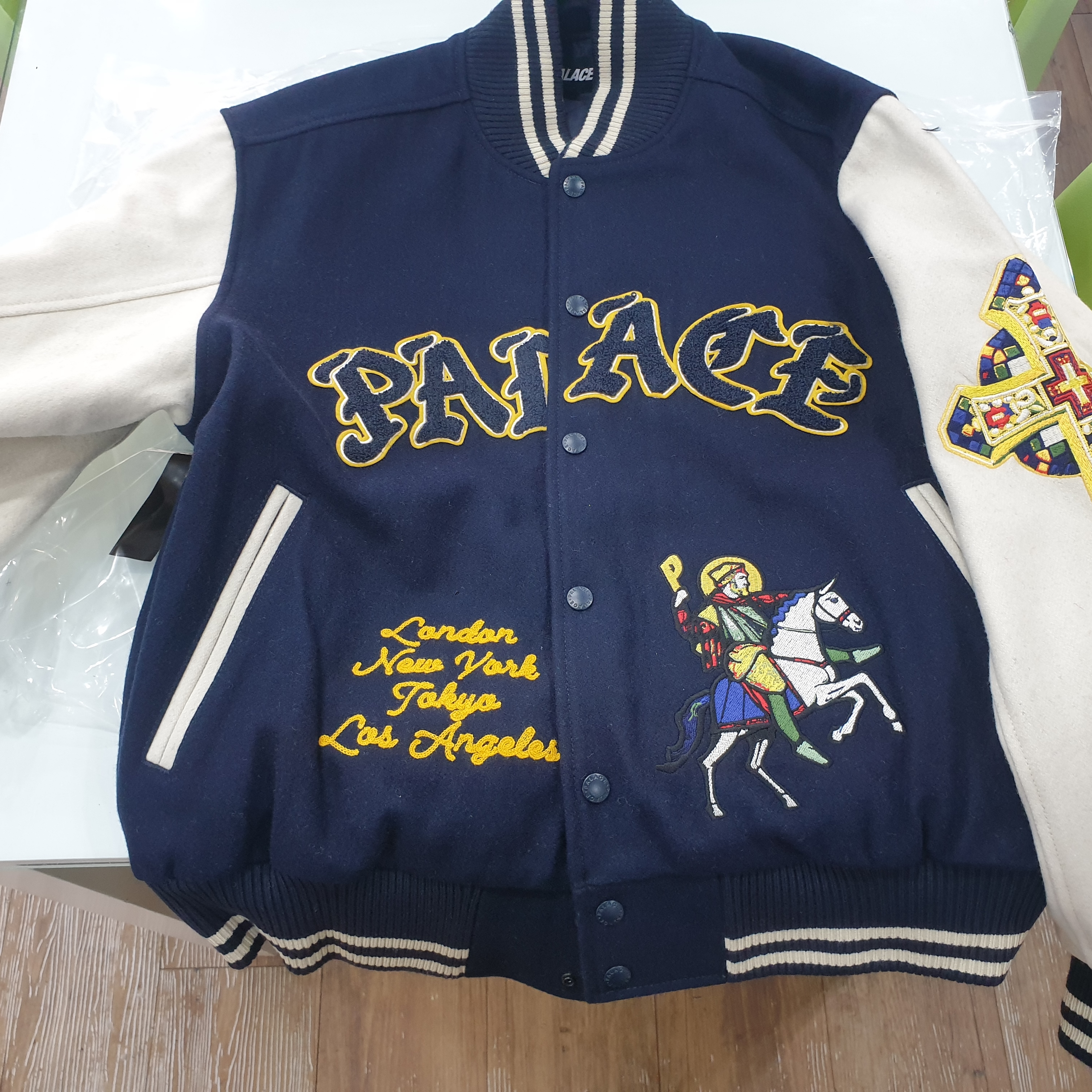 Palace Saints Varsity Jacket Navy - 24SS, Nike SB Dunk Low Pro Chicago 착용 스타일 - 3