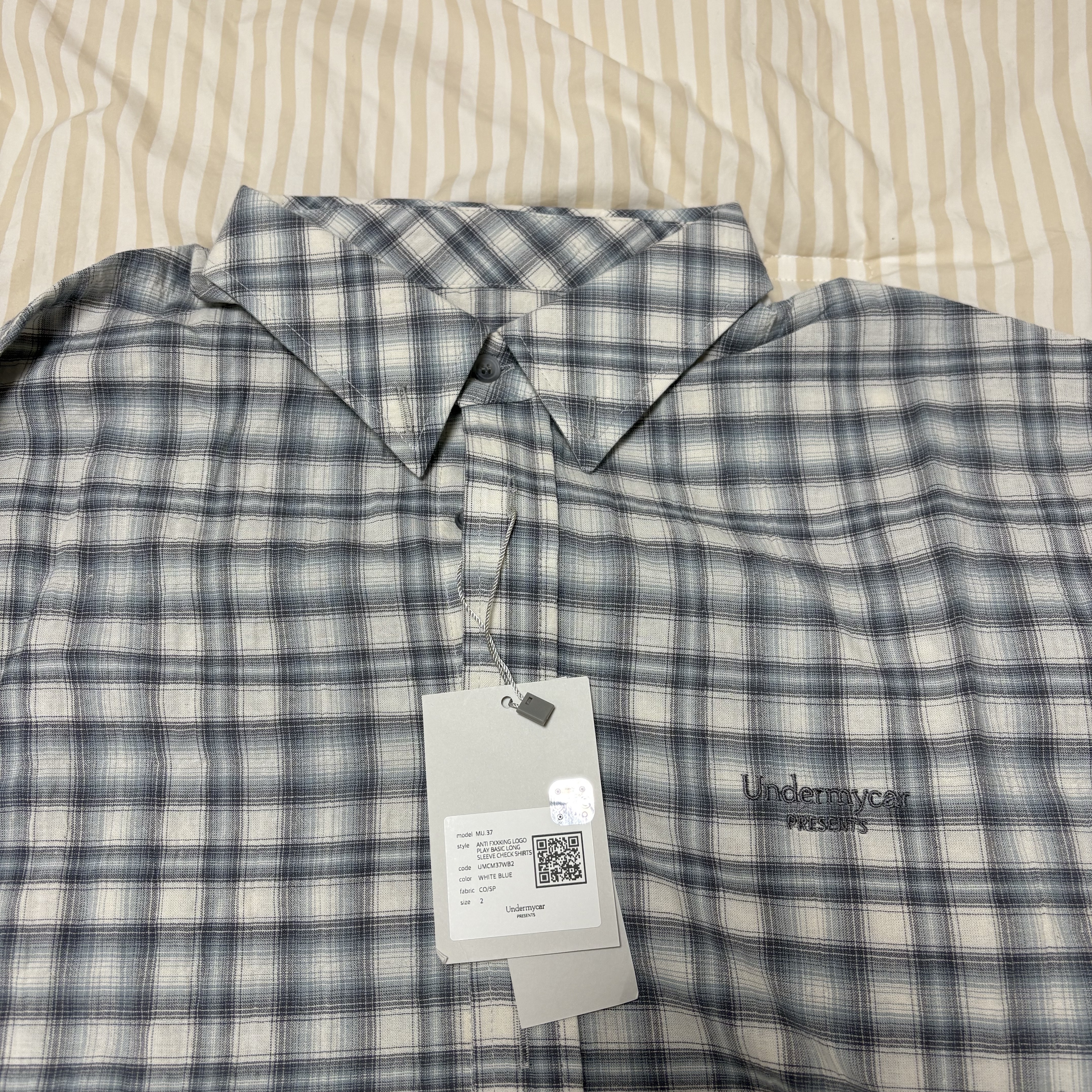 Undermycar Mu.37 Anti Fxxking Logo Play Basic Long Sleeve Check Shirts White Blue 착용 스타일 - 2