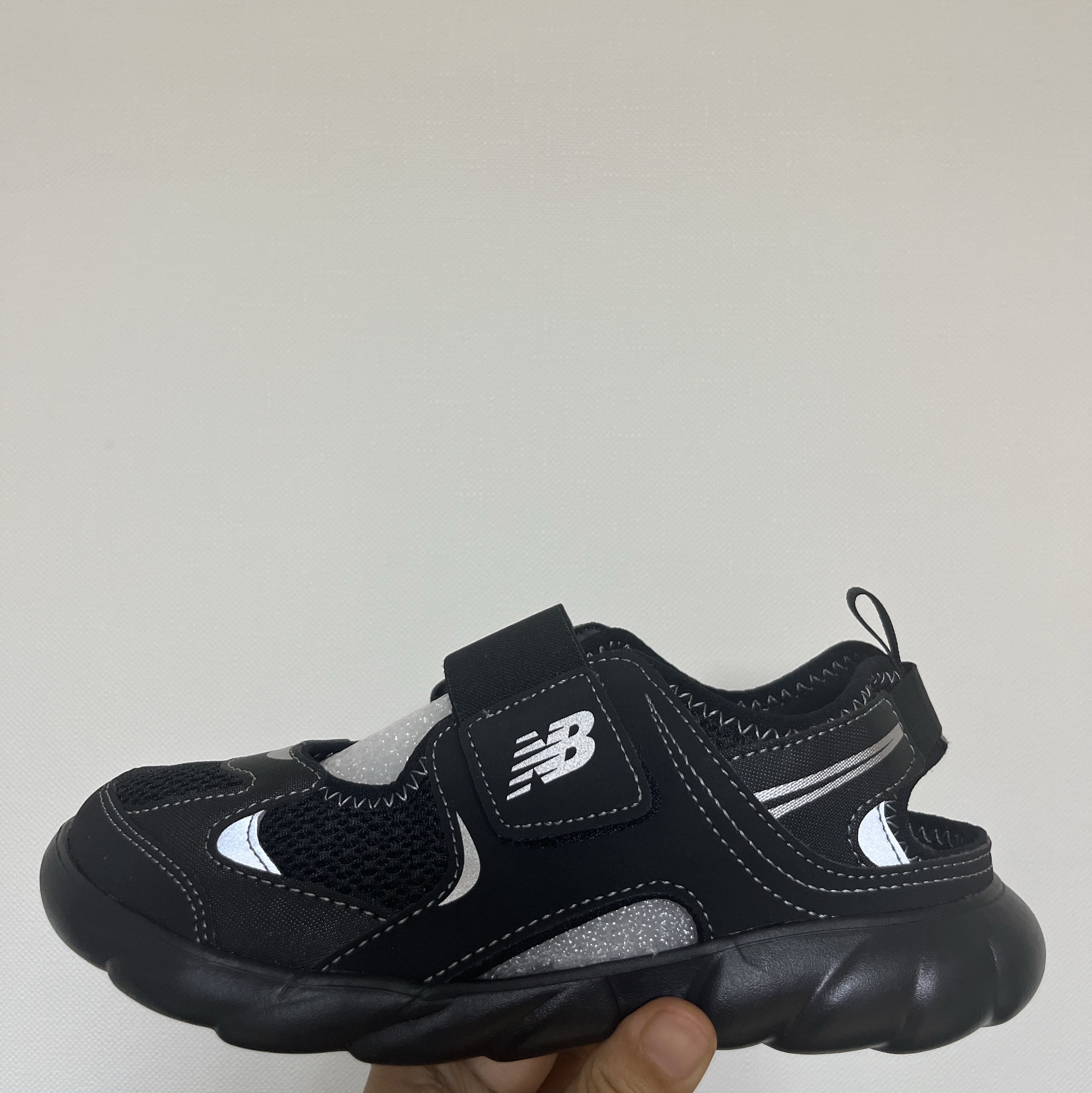 (Kids) New Balance Freedle 920 Sandal Black 착용 스타일 - 1