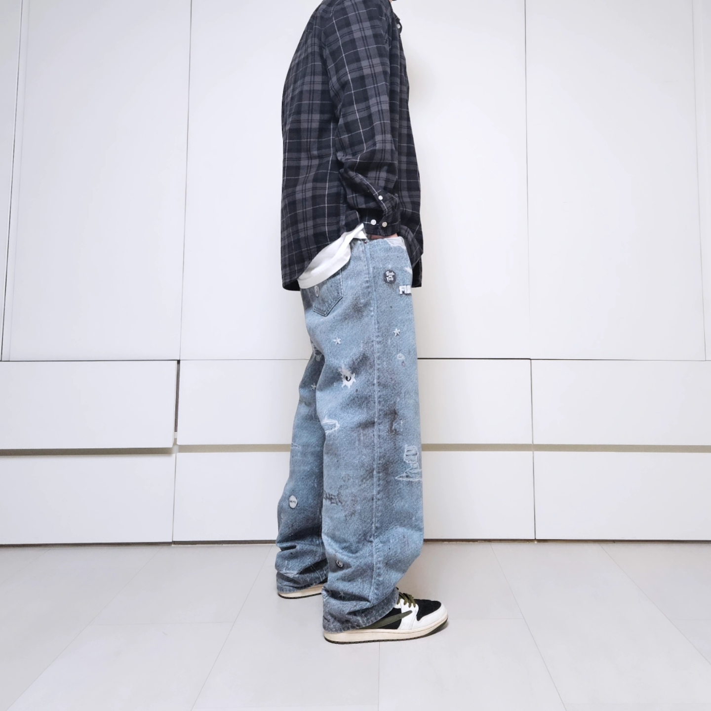 Supreme HJR Trompe L'oeil Loose Fit Jean Blue - 24FW, Supreme Announcing T-Shirt White - 25SS 착용 스타일 - 1