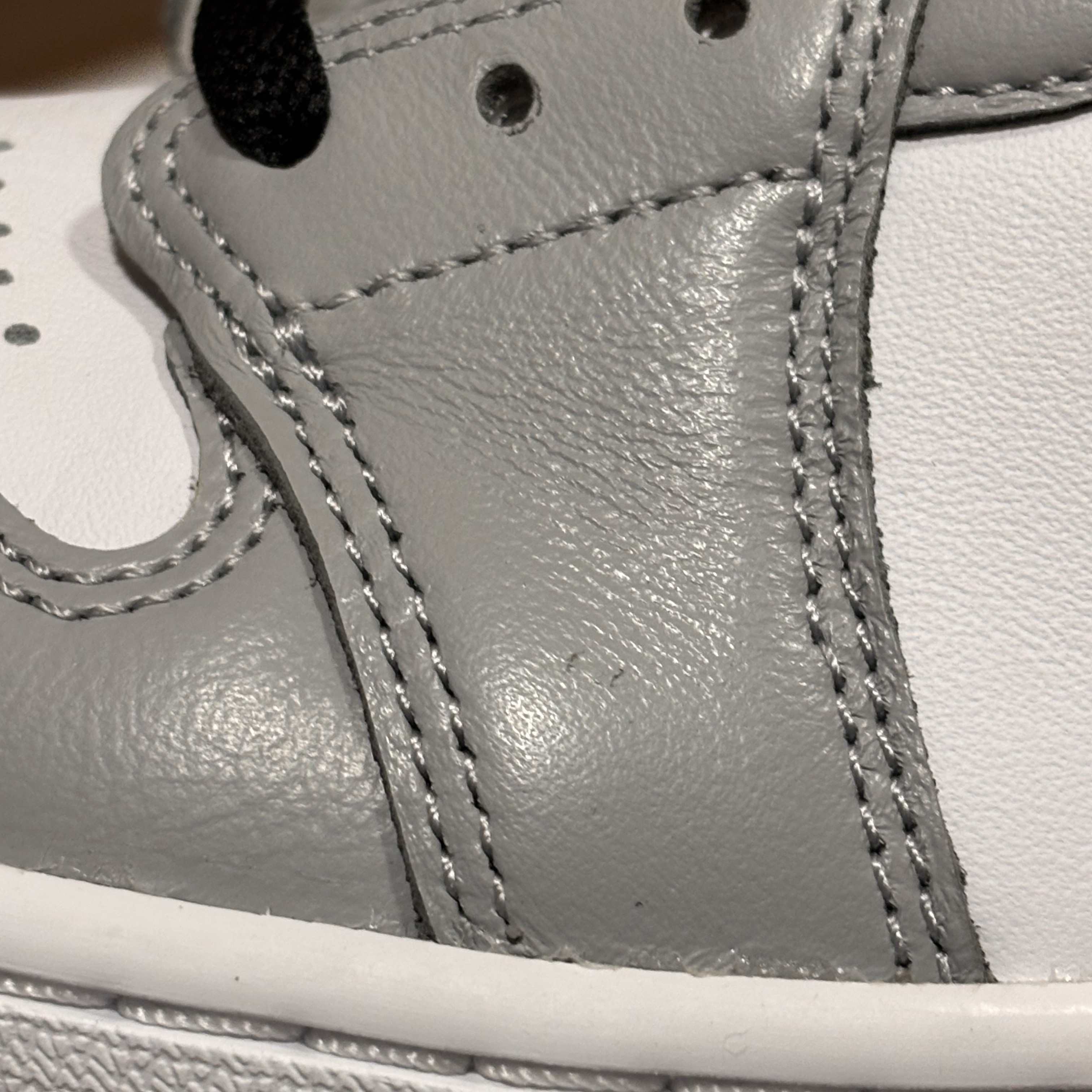 Jordan 1 Retro Low OG Wolf Grey and White 착용 스타일 - 1