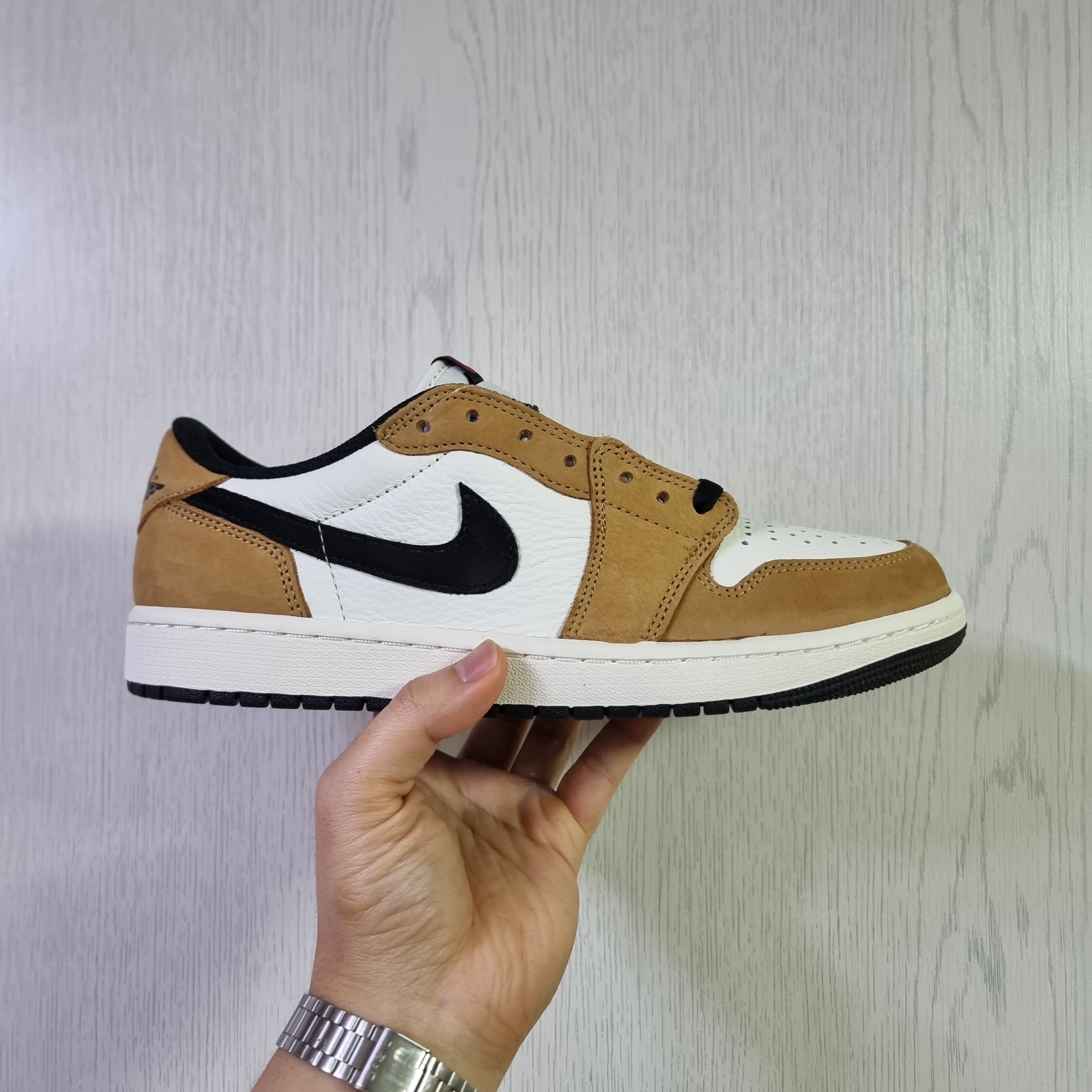 Jordan 1 Low OG Sail and Golden Harvest 착용 스타일 - 3