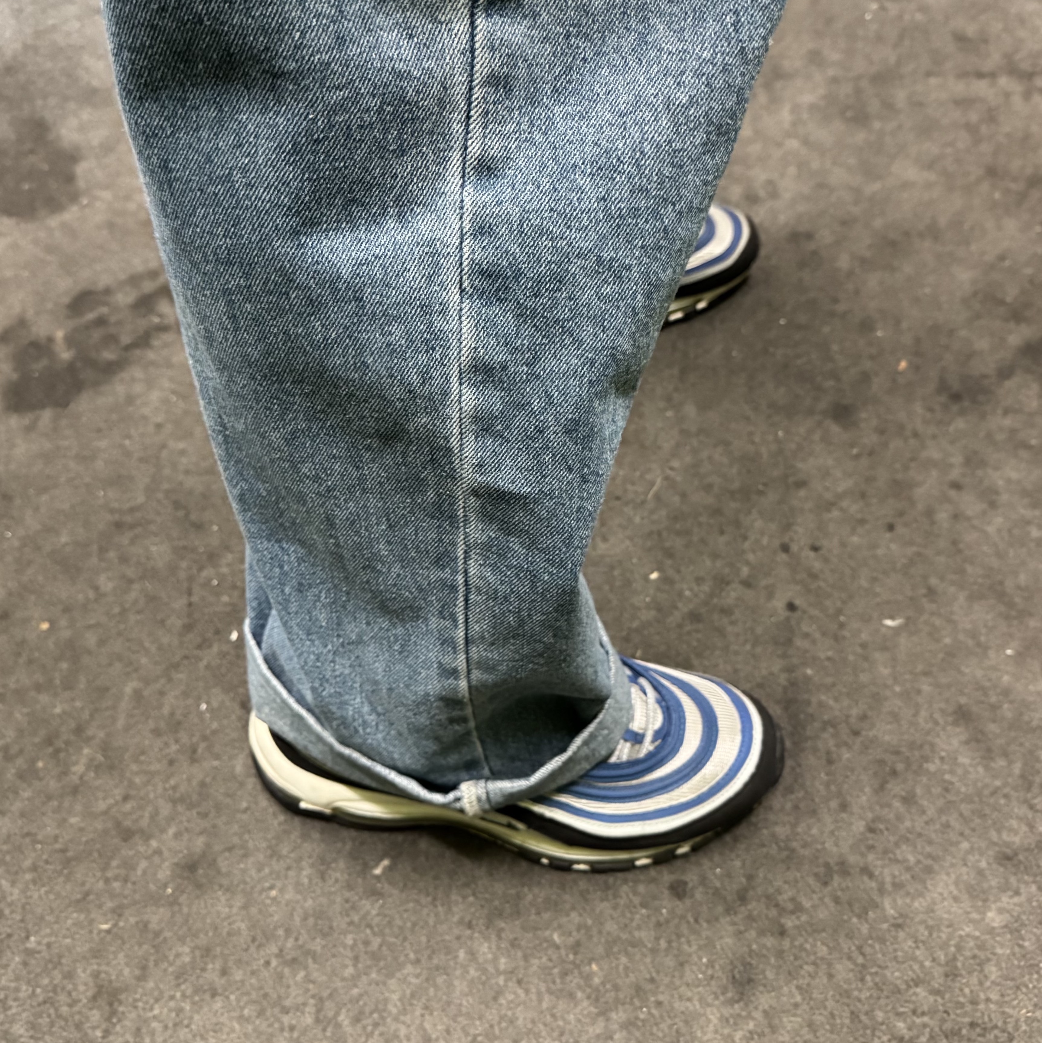 Nike Air Max 97 OG Atlantic Blue and Voltage Yellow 착용 스타일 - 2