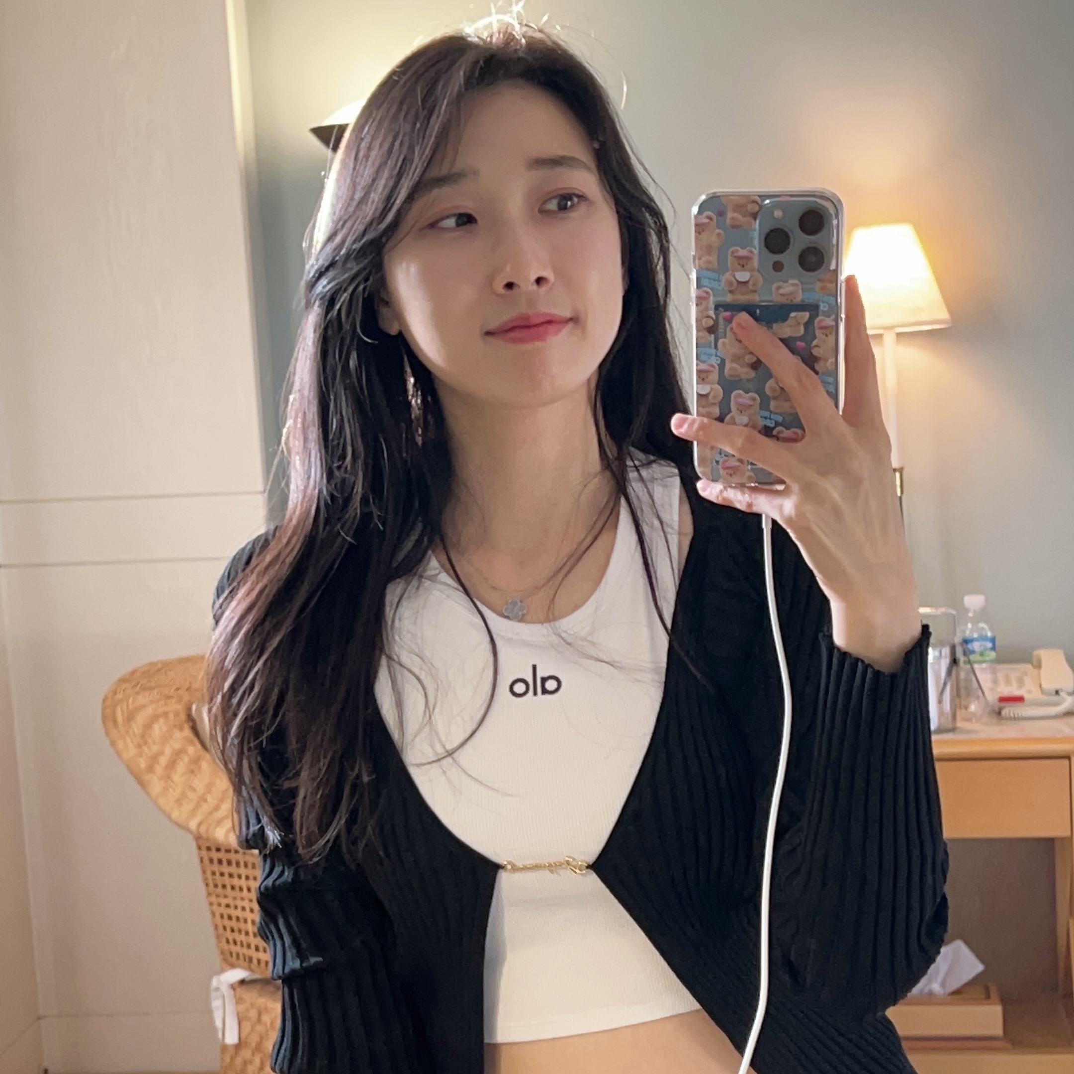 (W) 알로 요가 아스파이어 탱크 블랙 화이트, (W) 자크뮈스 라 마이유 프랄루 랑그 심리스 참 로고 가디건 블랙 착용 스타일 - 2
