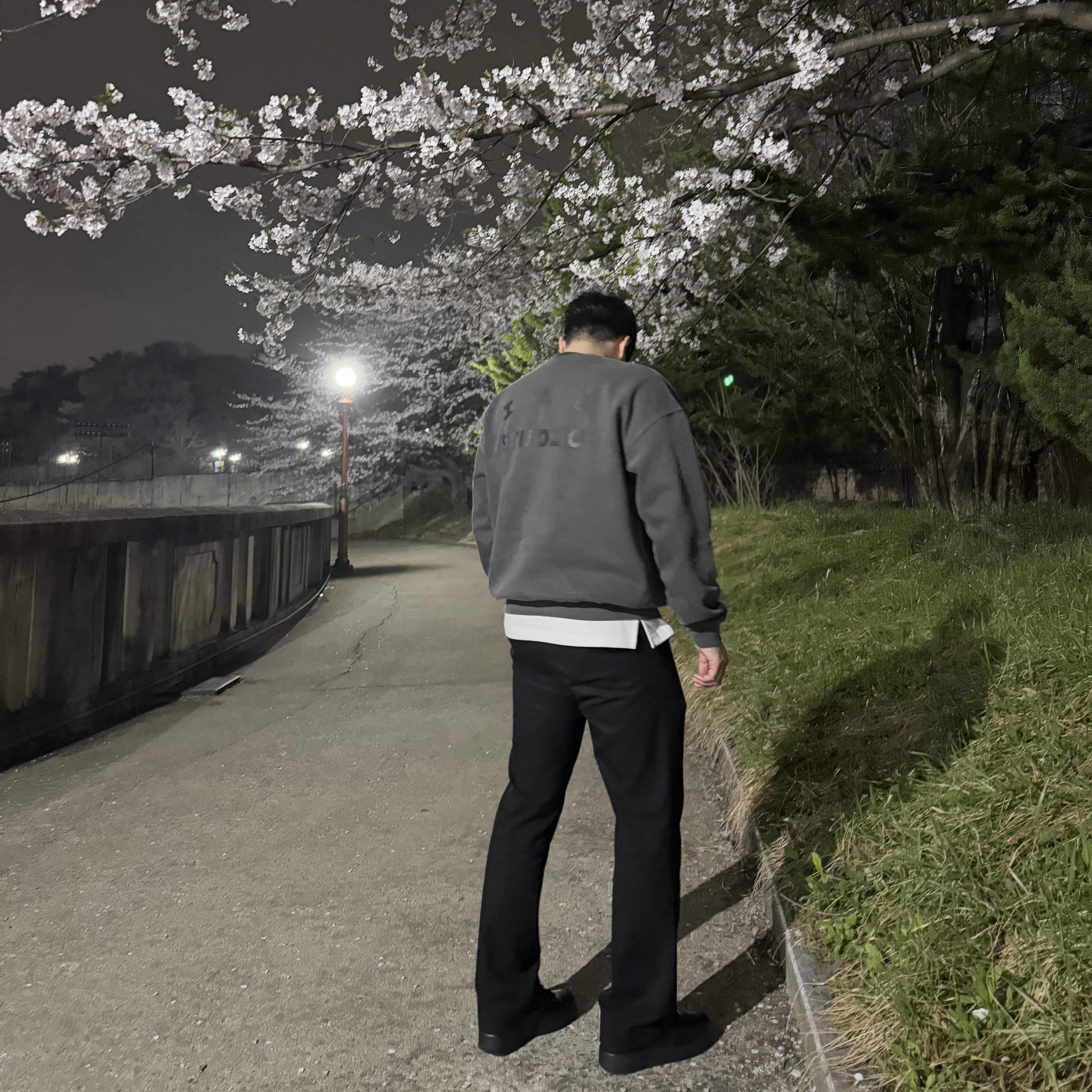 IAB Studio Pigment Sweatshirt & Mini Bag Black, Nike Air Force 1 '07 Low Triple Black 착용 스타일 - 2