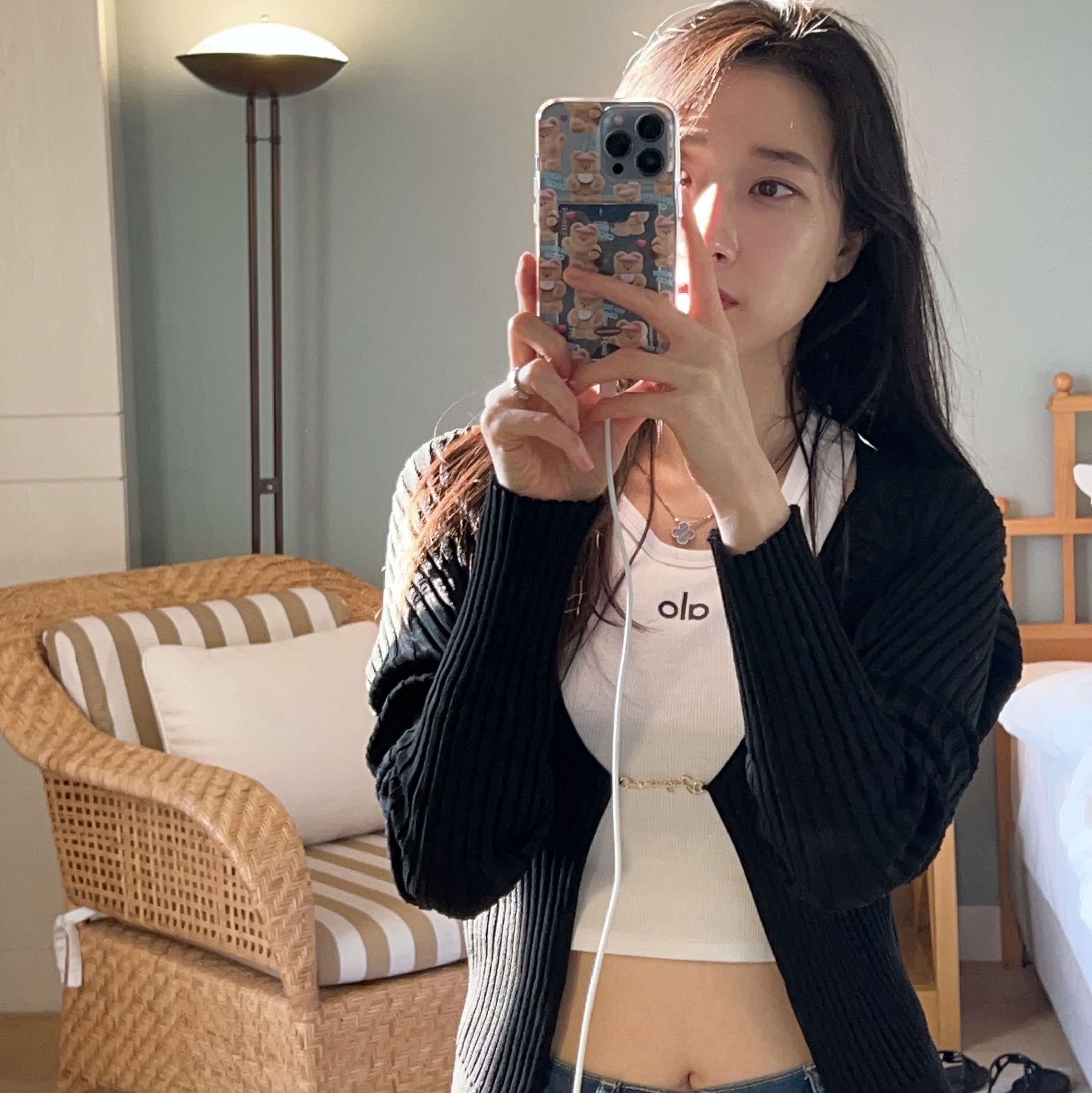 (W) 알로 요가 아스파이어 탱크 블랙 화이트, (W) 자크뮈스 라 마이유 프랄루 랑그 심리스 참 로고 가디건 블랙 착용 스타일 - 4