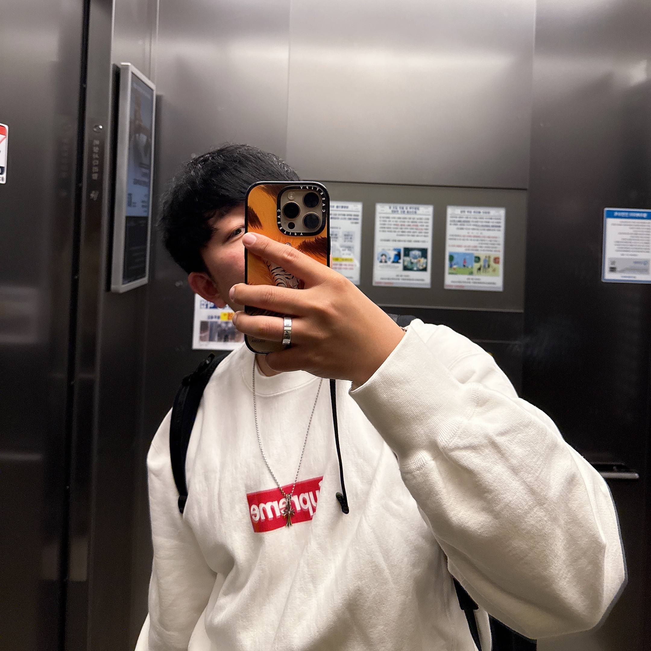 Supreme Washed Box Logo Crewneck White - 25SS, Gucci x Adidas Interlocking G Ring Silver 착용 스타일