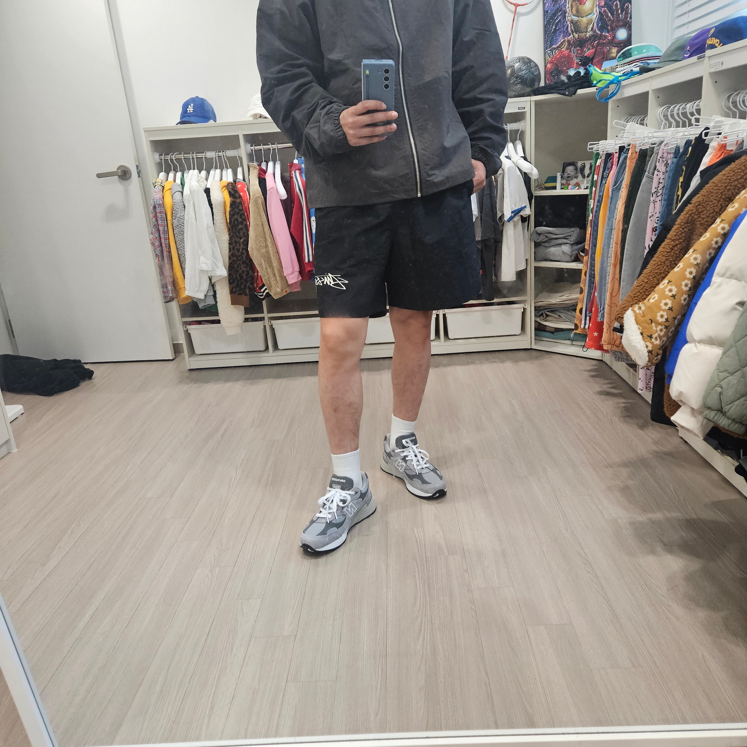 New Balance 992 Made in USA Core Grey Silver Metallic, Stussy Wave Dye Beach Shell Jacket Black 착용 스타일