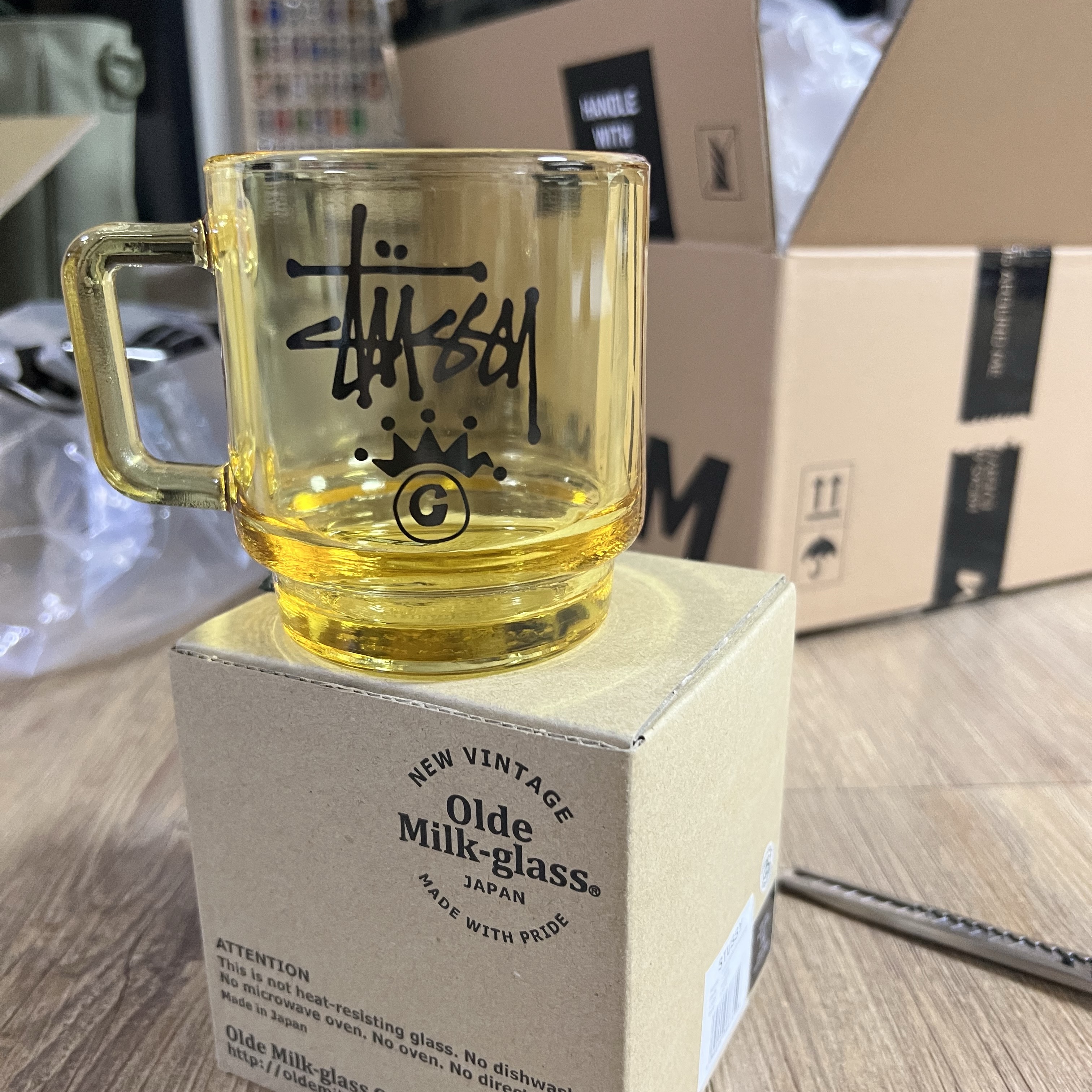 Stussy Stock Crown Logo Glass Mug Amber 착용 스타일 - 3