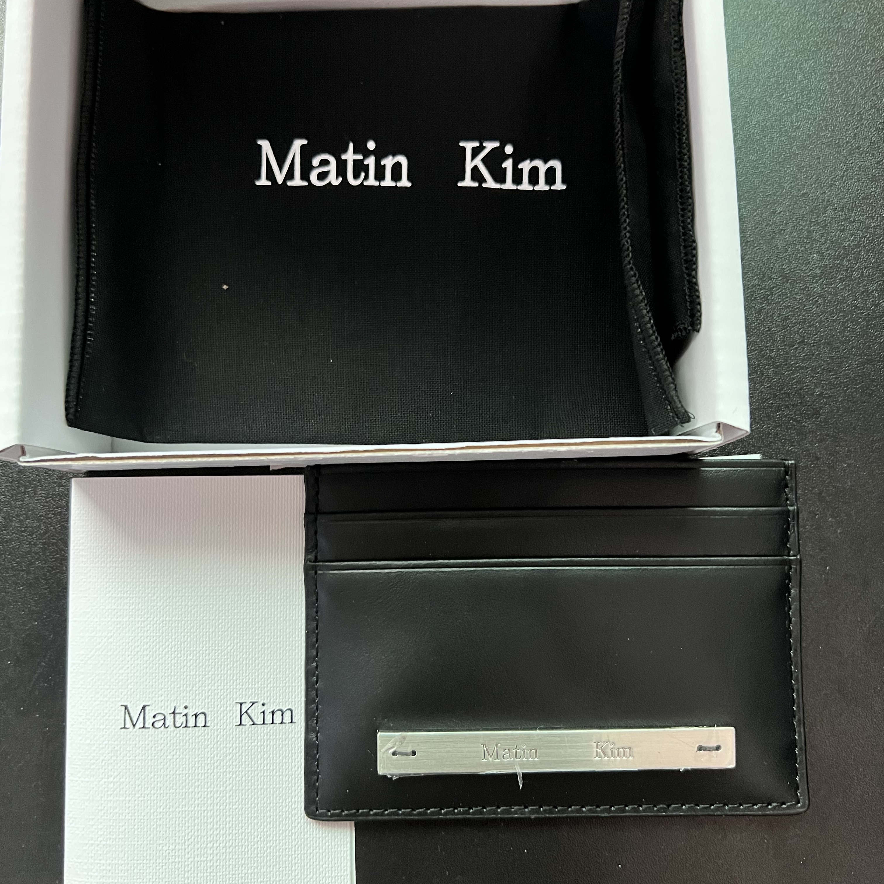 Matin Kim Vintage Card Wallet Black 착용 스타일