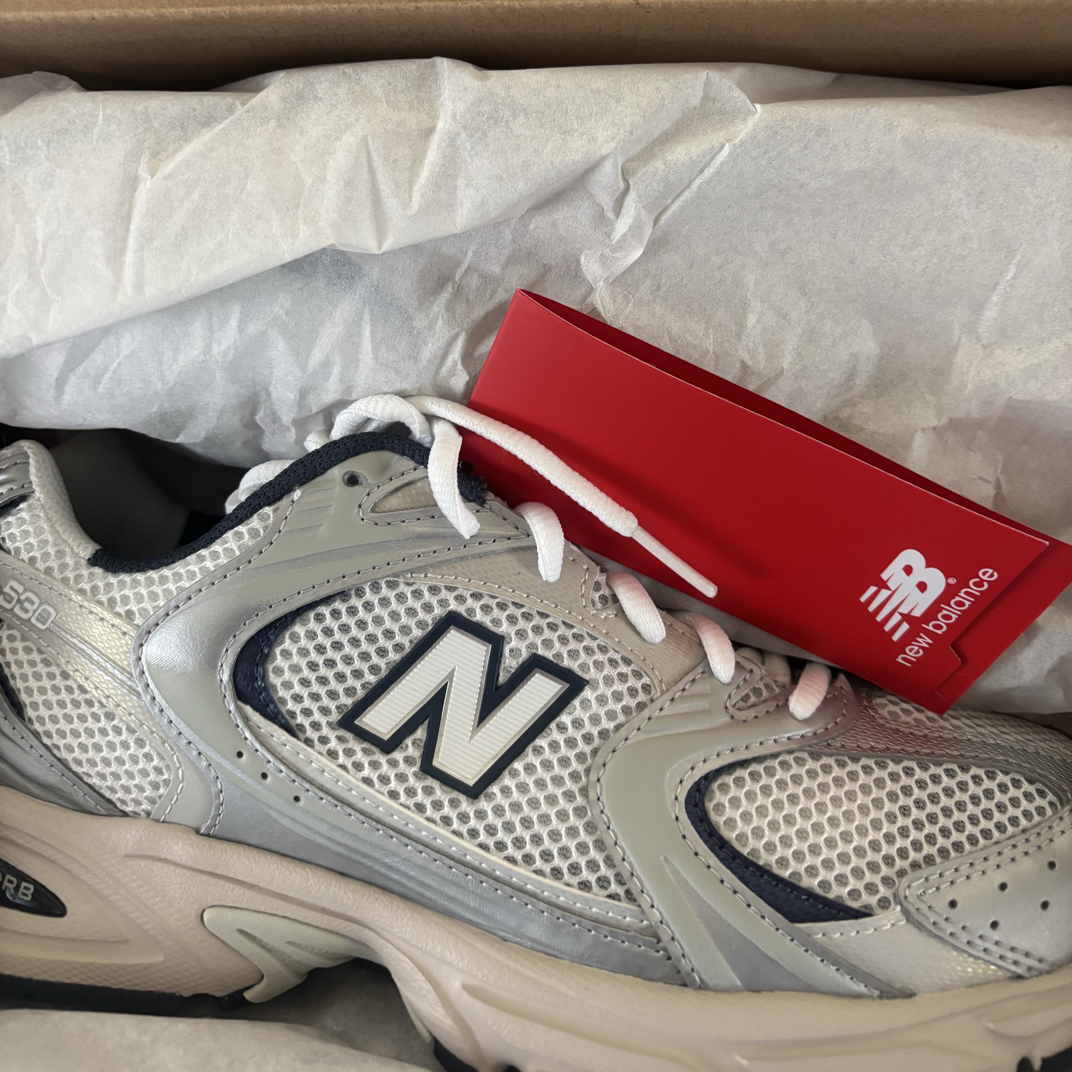 New Balance 530 Steel Grey 착용 스타일 - 1