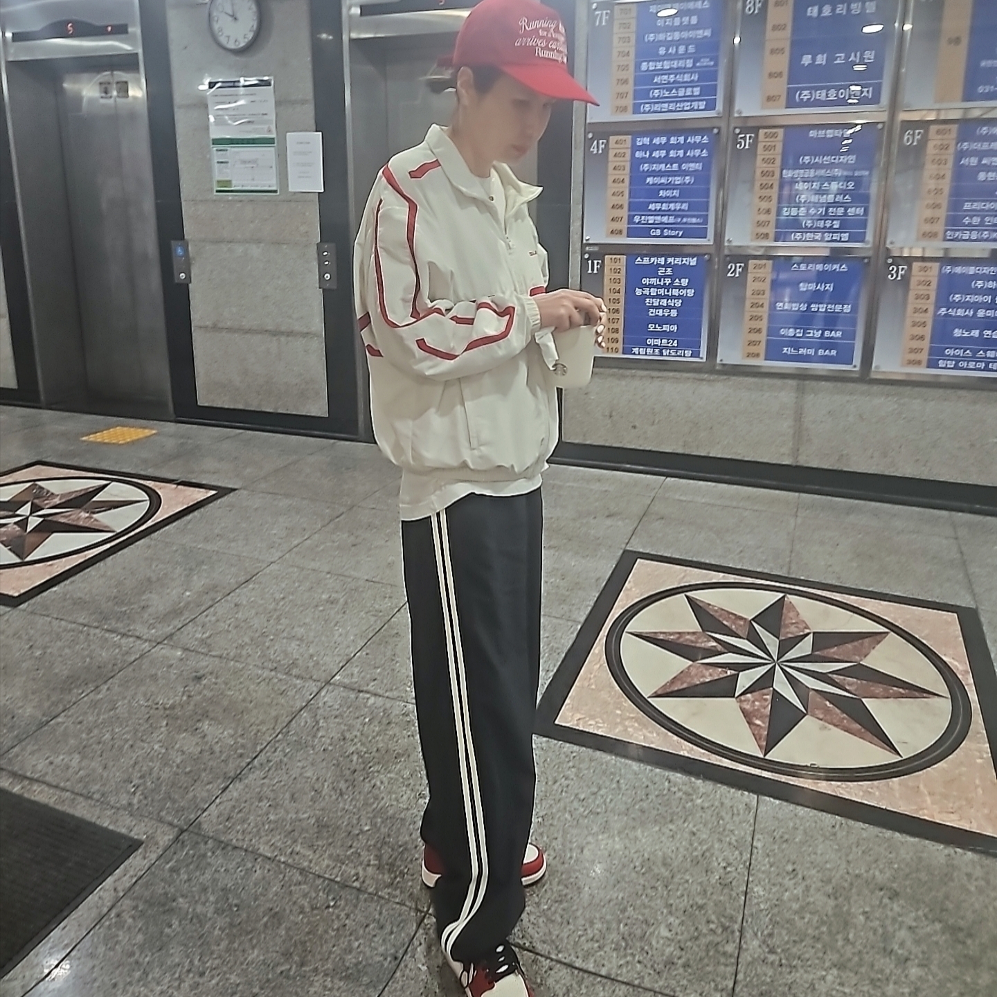 (GS) Jordan 1 Retro High OG Chicago 2022, Supreme Inset Link Track Jacket Light Grey - 24SS 착용 스타일 - 1