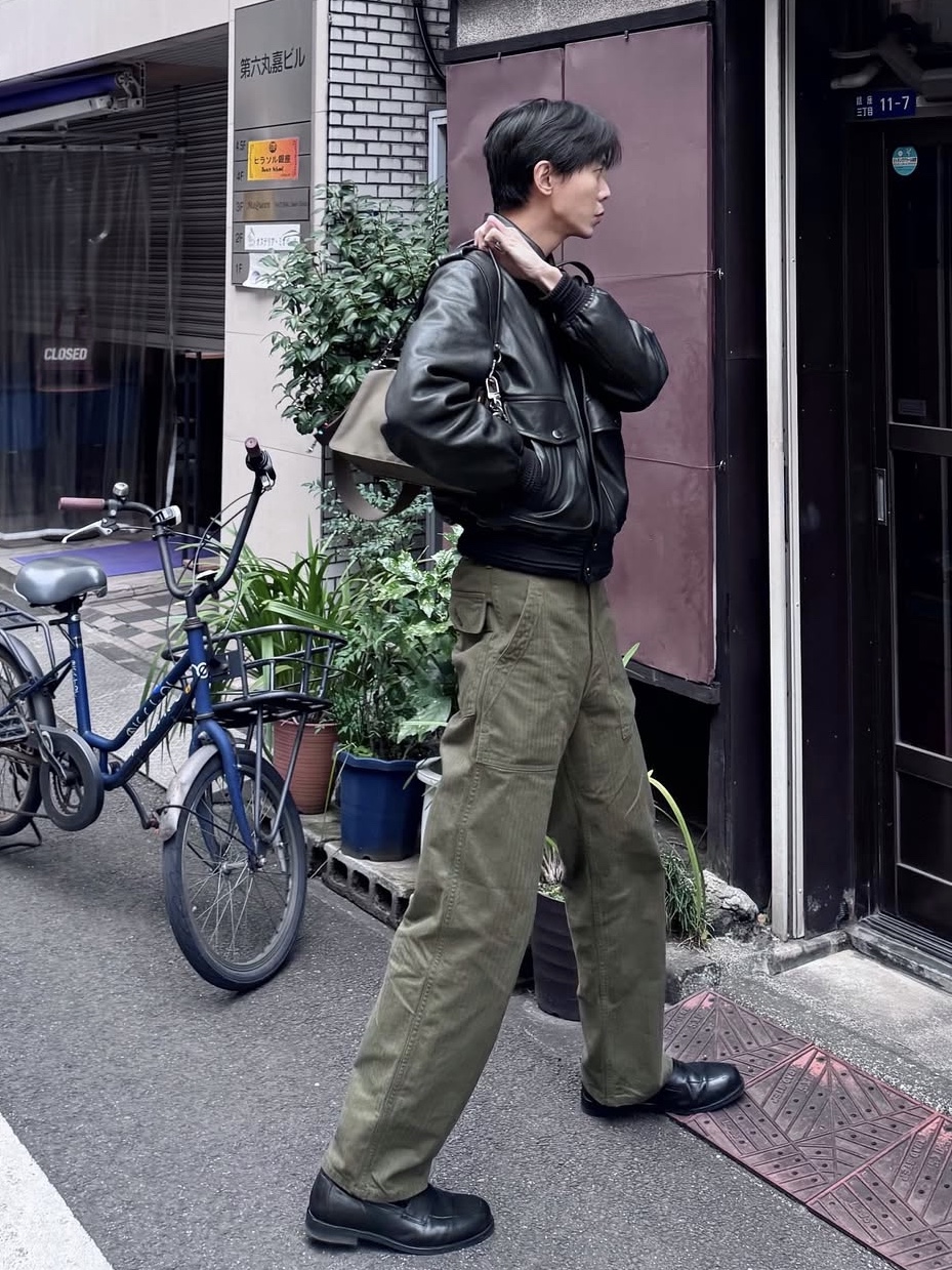 Burberry Trench Crossbody Bag Olive 착용 스타일 - 3