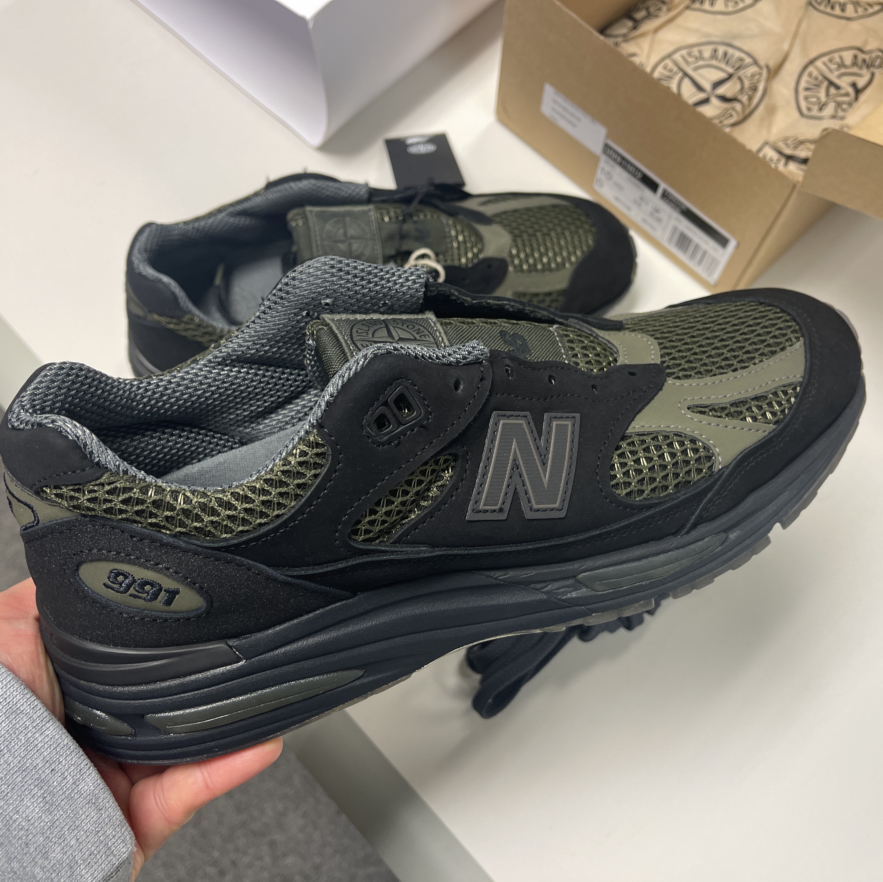New Balance x Stone Island 991v2 Made in UK Black Olive Night 착용 스타일 - 2