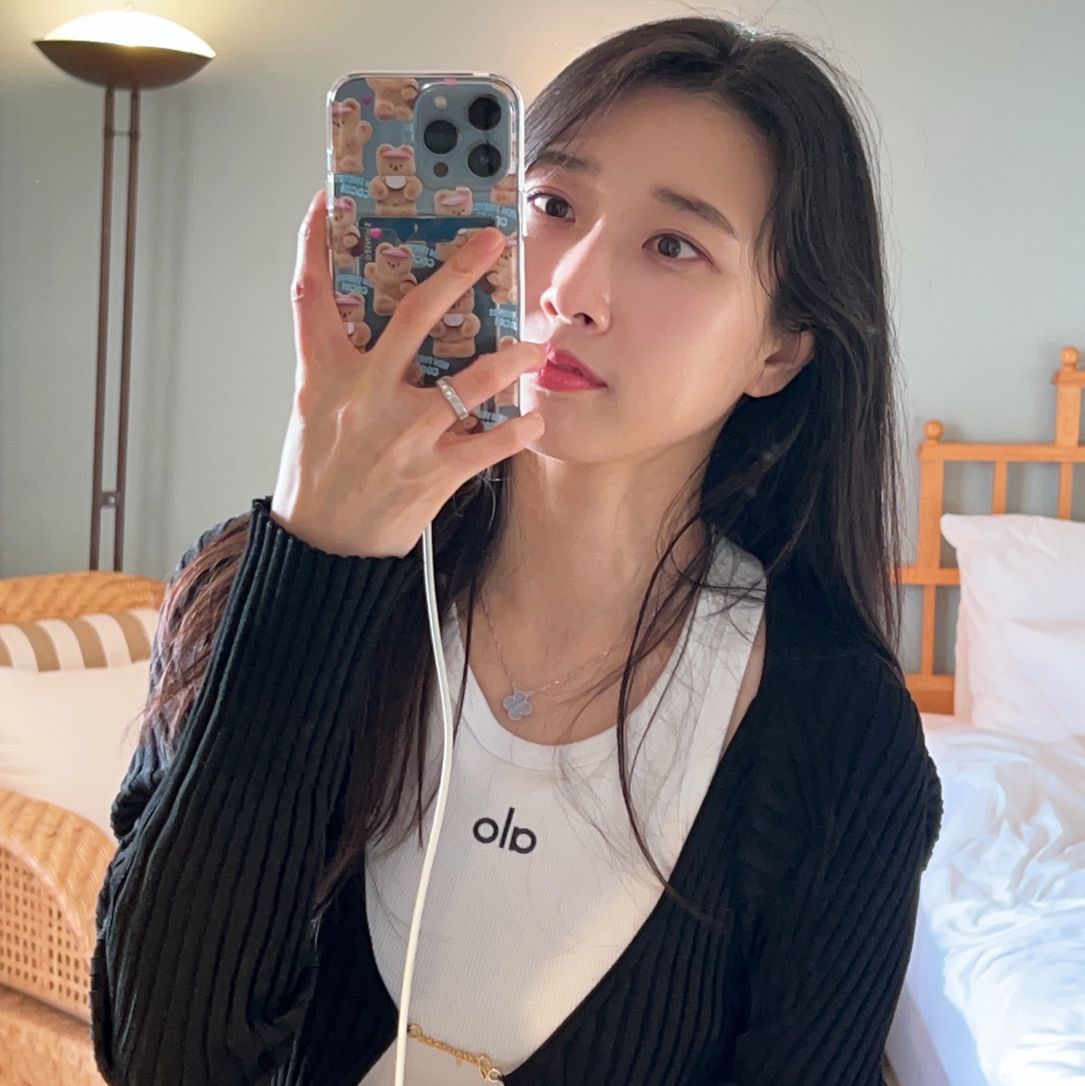 (W) 알로 요가 아스파이어 탱크 블랙 화이트, (W) 자크뮈스 라 마이유 프랄루 랑그 심리스 참 로고 가디건 블랙 착용 스타일 - 3