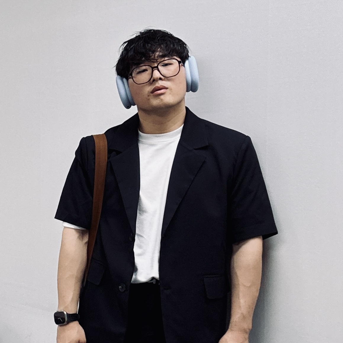 Apple AirPods Max USB C Starlight (Korean Ver.), Human Made Game Bag Brown 착용 스타일