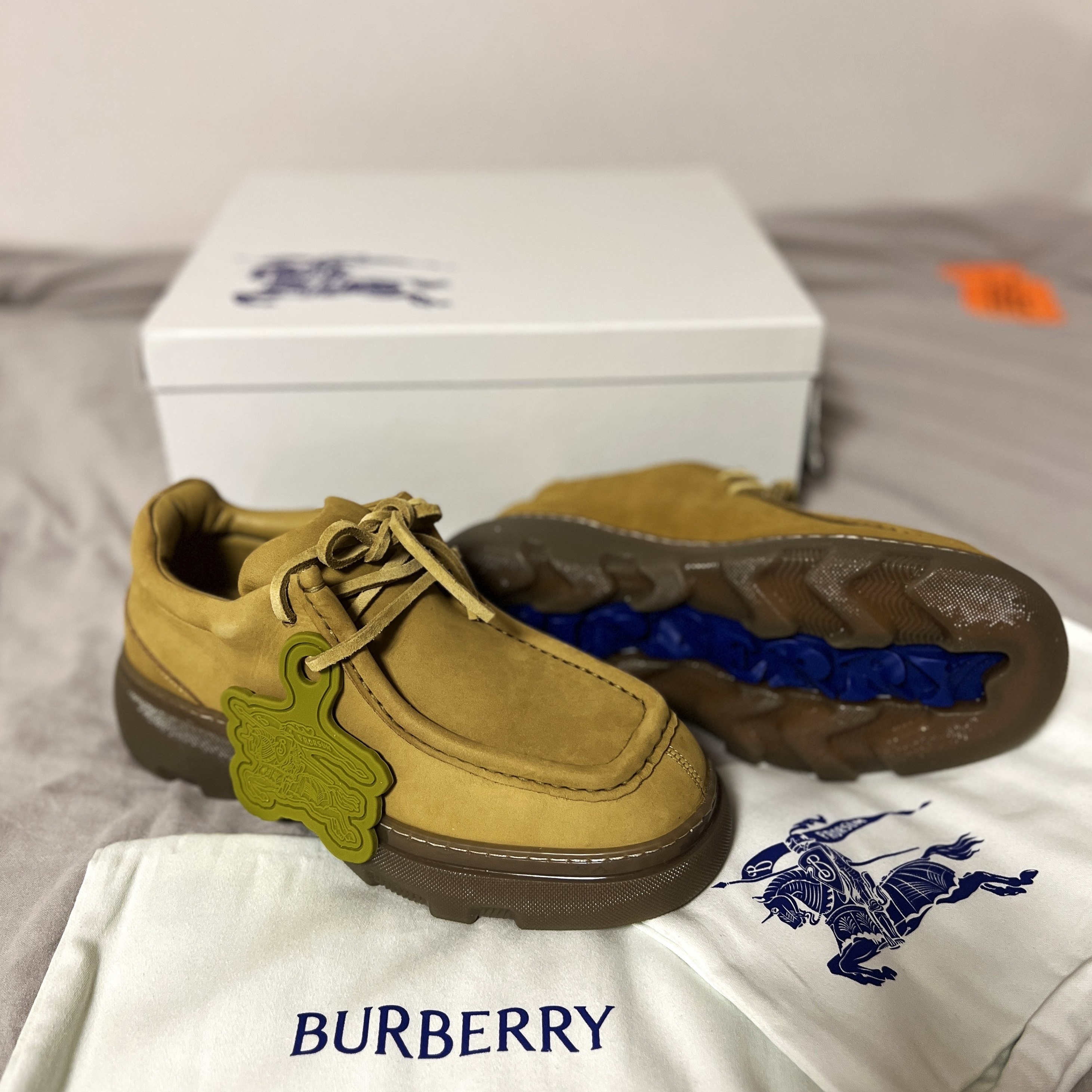 Burberry Nubuck Creeper Shoes 착용 스타일