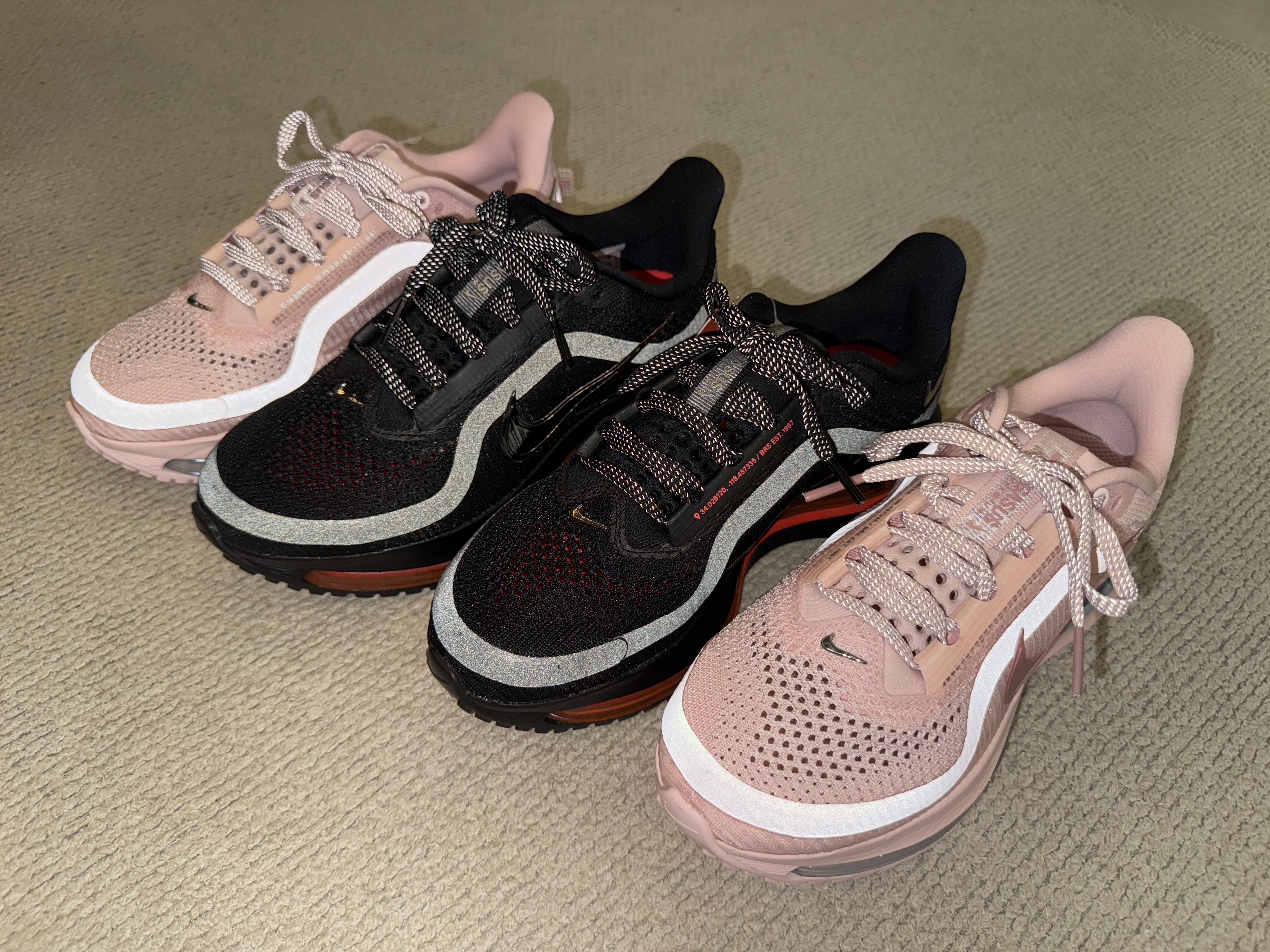 (W) Nike Pegasus Premium Black Bright Crimson, (W) Nike Pegasus Premium Atmosphere Metallic Silver 착용 스타일 - 4