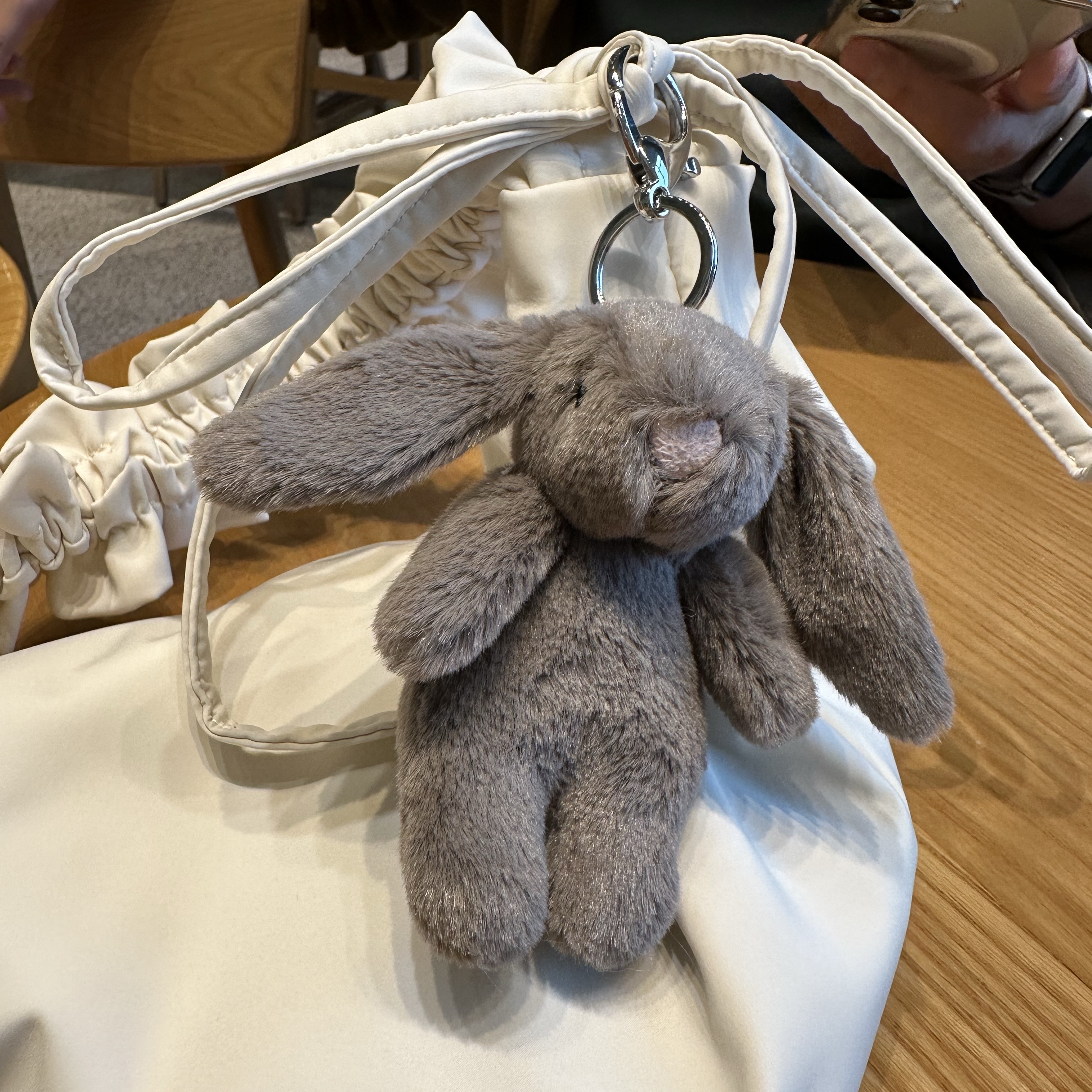 Jellycat Bashful Bunny Truffle Bag Charm Brown 착용 스타일 - 1