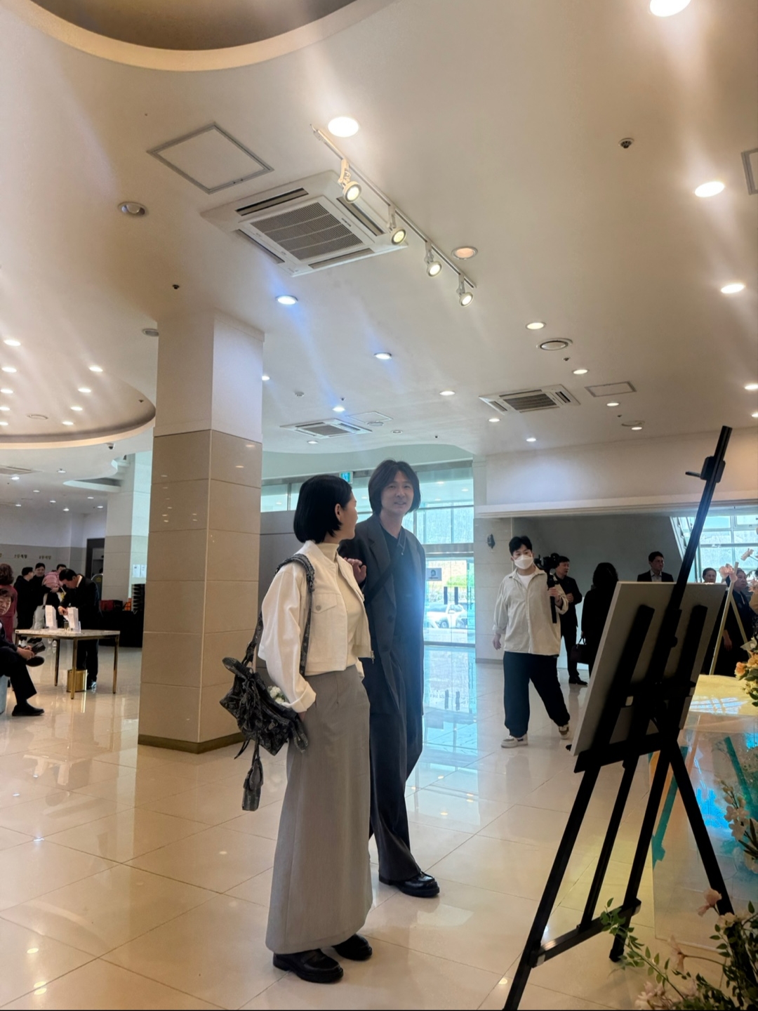 Balenciaga Neo Cagole Small Tote Bag Girly Allover Denim Blue, Thom Browne Pebble Grain Rubber Sole Penny Loafer Black 착용 스타일 - 1